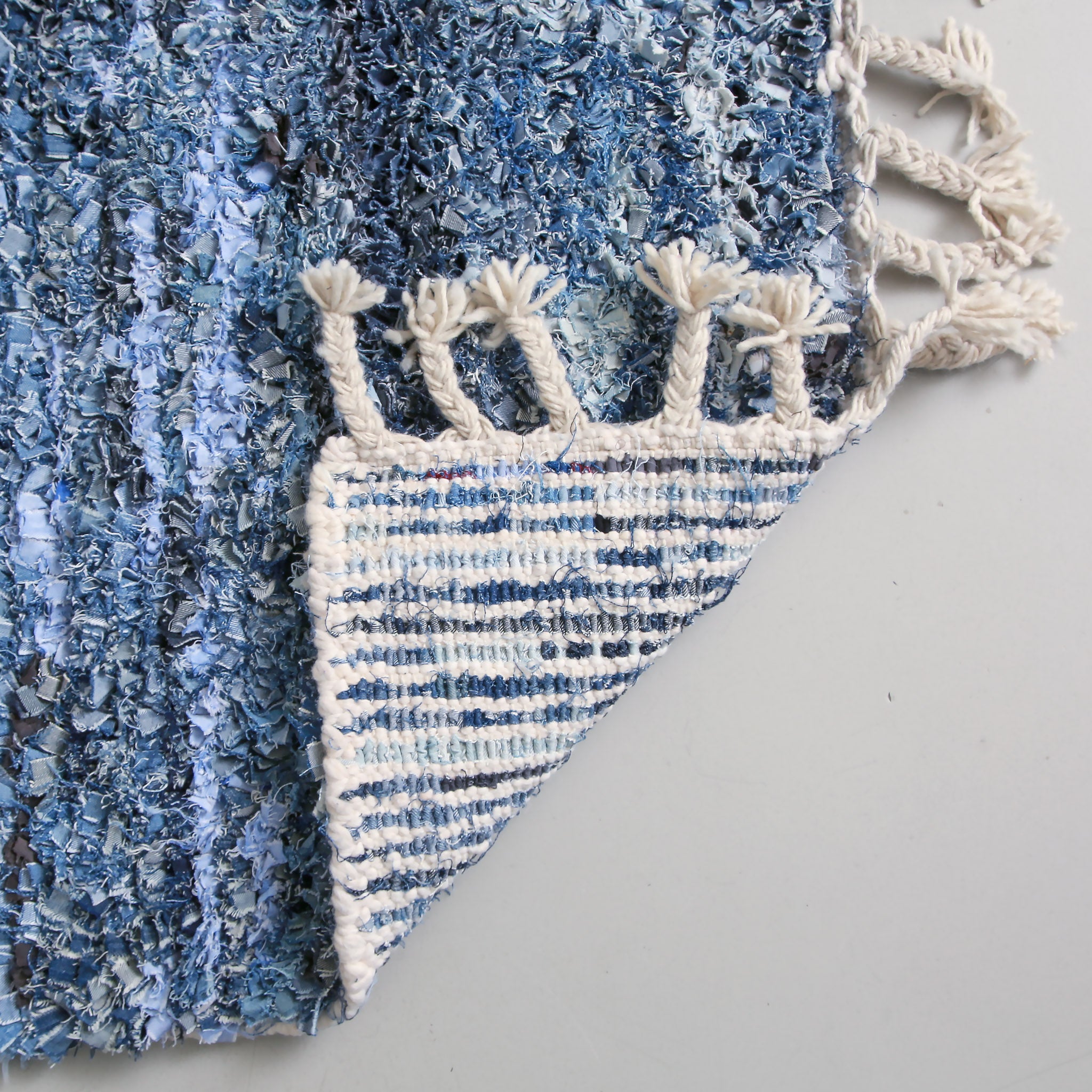 retro di un tappeto boucherouite realizzato con vecchi jeans