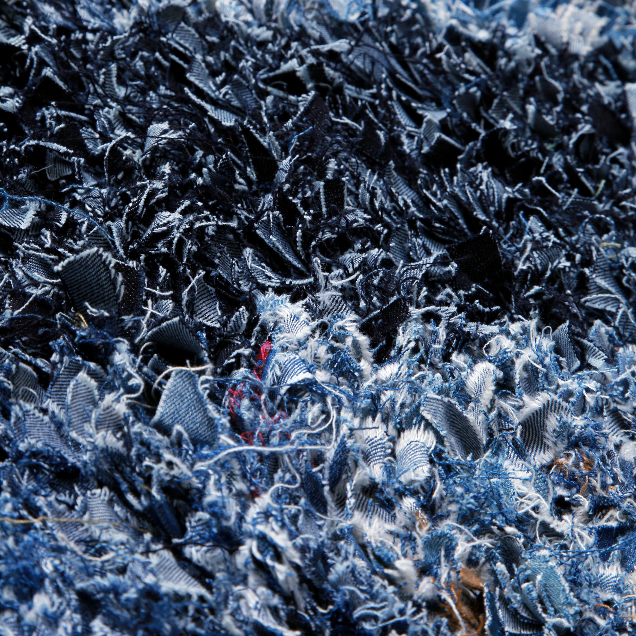 dettaglio del jeans di diversi colori annodato per creare un tappeto