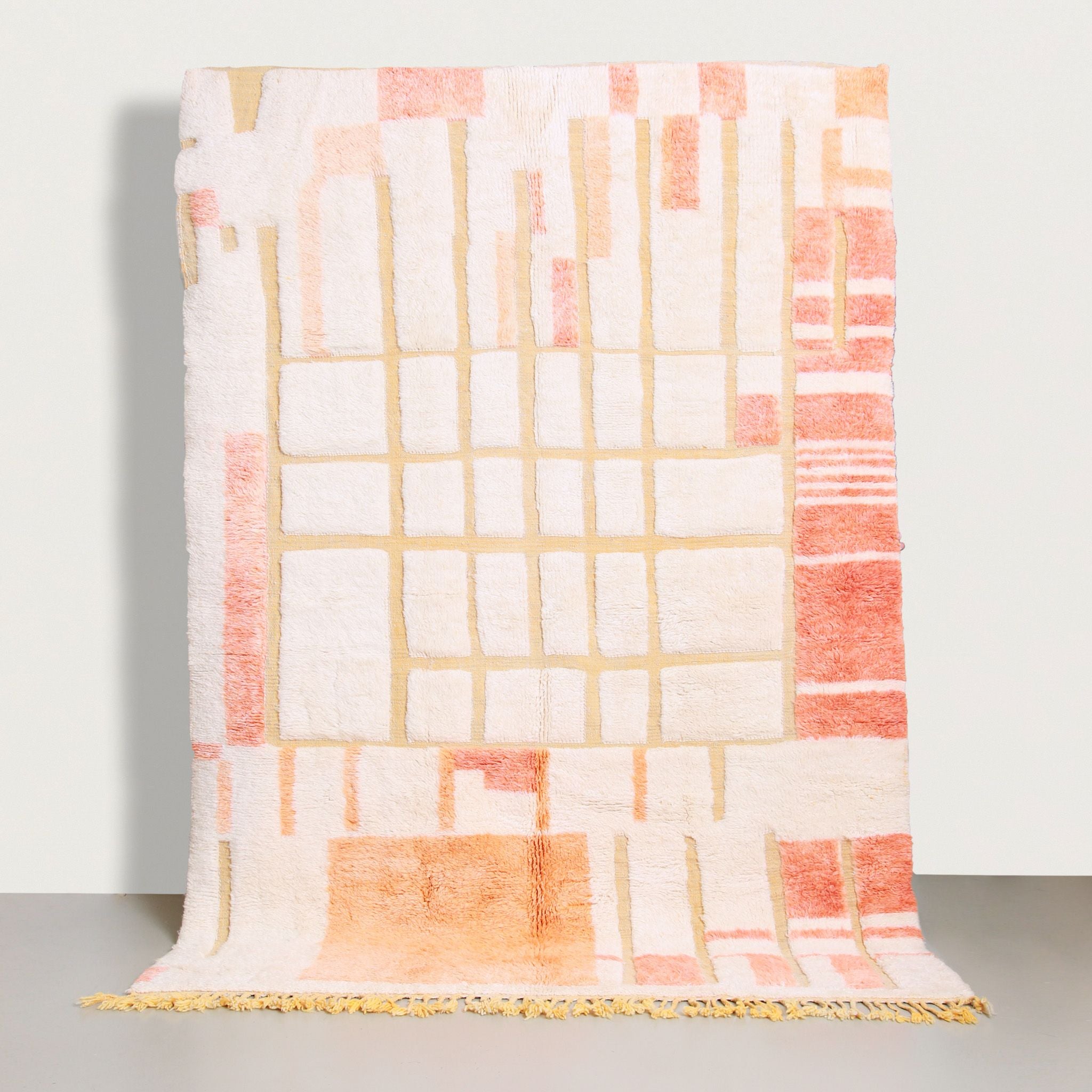 Tappeto Boujaad grande 286x200cm stile moderno con pattern geometrico irregolare coral e frange gialle