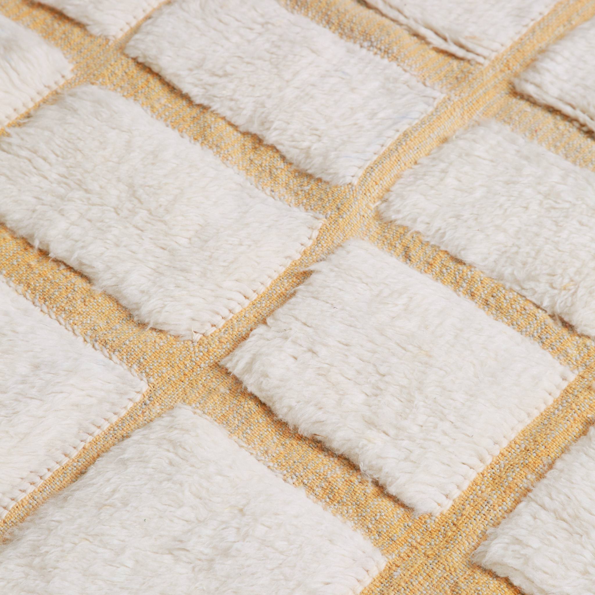 Pattern geometrico tappeto Boujaad contemporaneo con griglia ocra e quadrati bianchi su base avorio