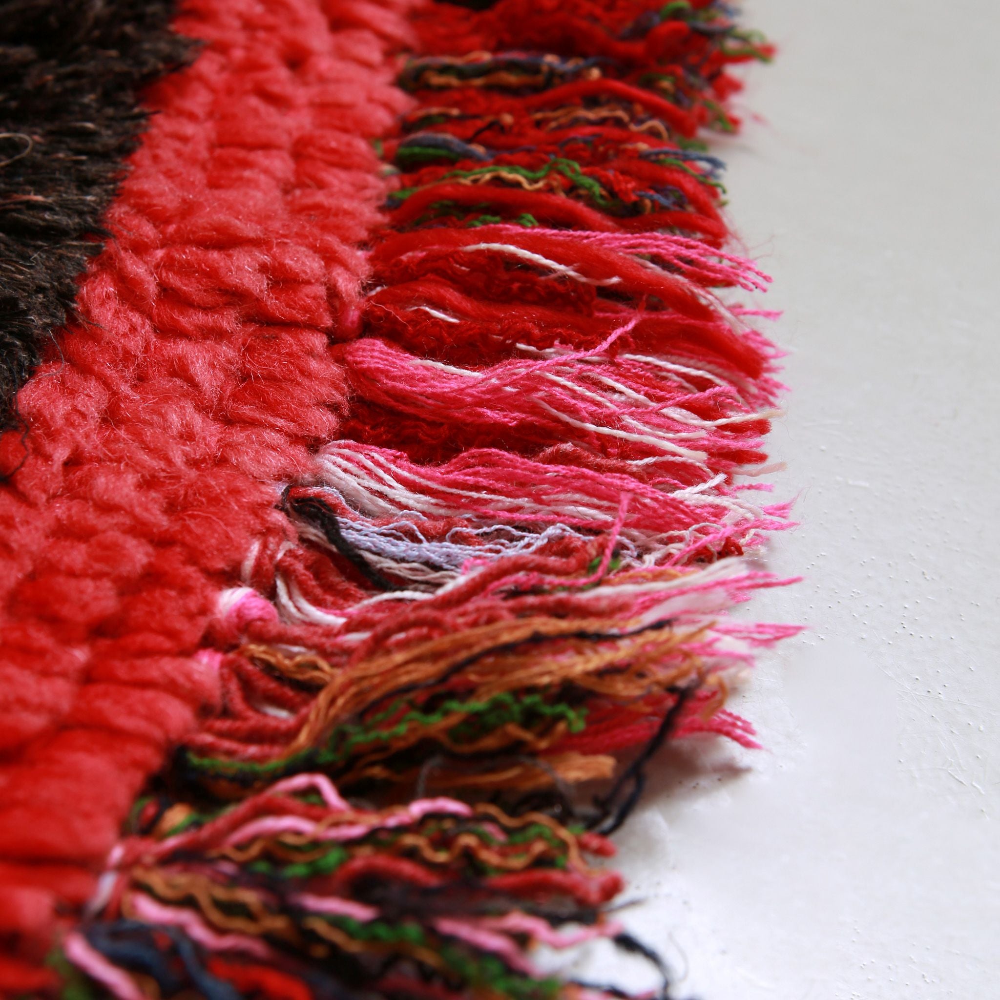Tappeto Boujaad rosso con frange intrecciate multicolore, dettaglio delle finiture artigianali in lana naturale fatto a mano
