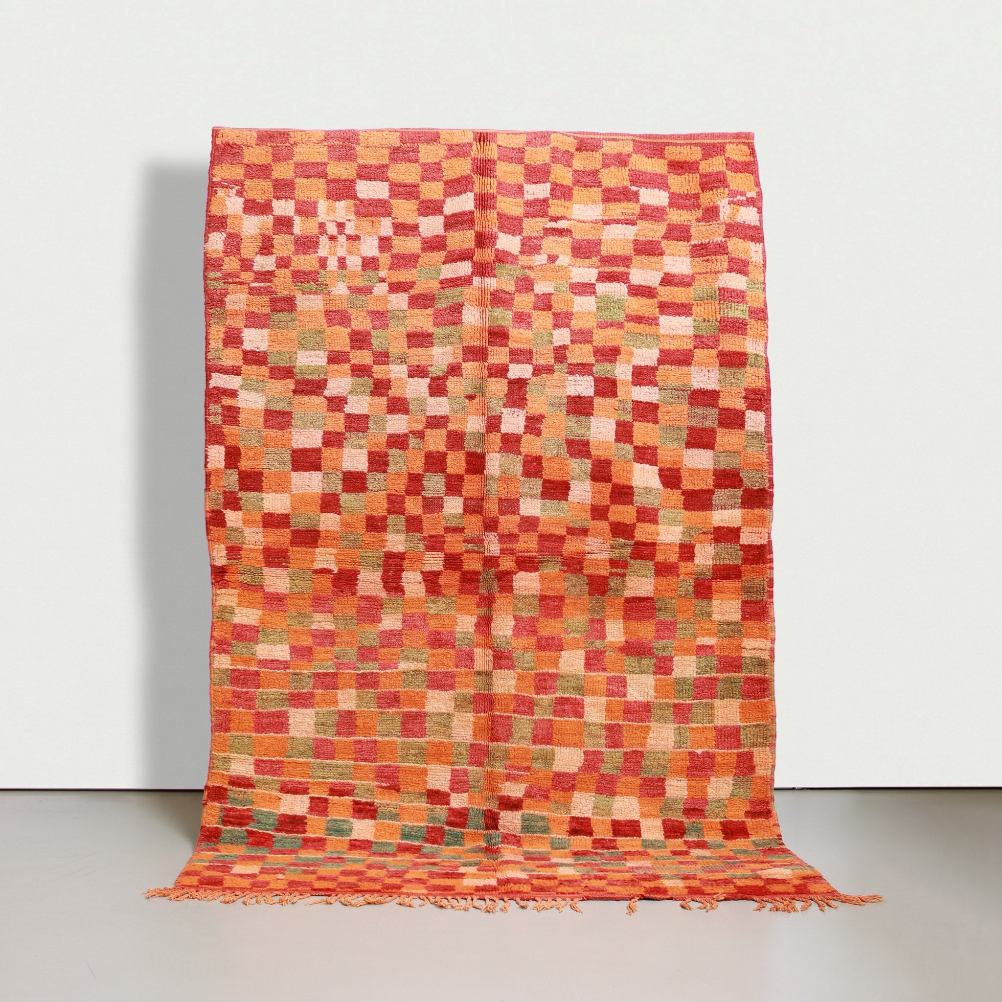 Tappeto Boujaad vintage marocchino annodato a mano con motivo geometrico a quadretti in tonalità rosso e arancio, vista completa