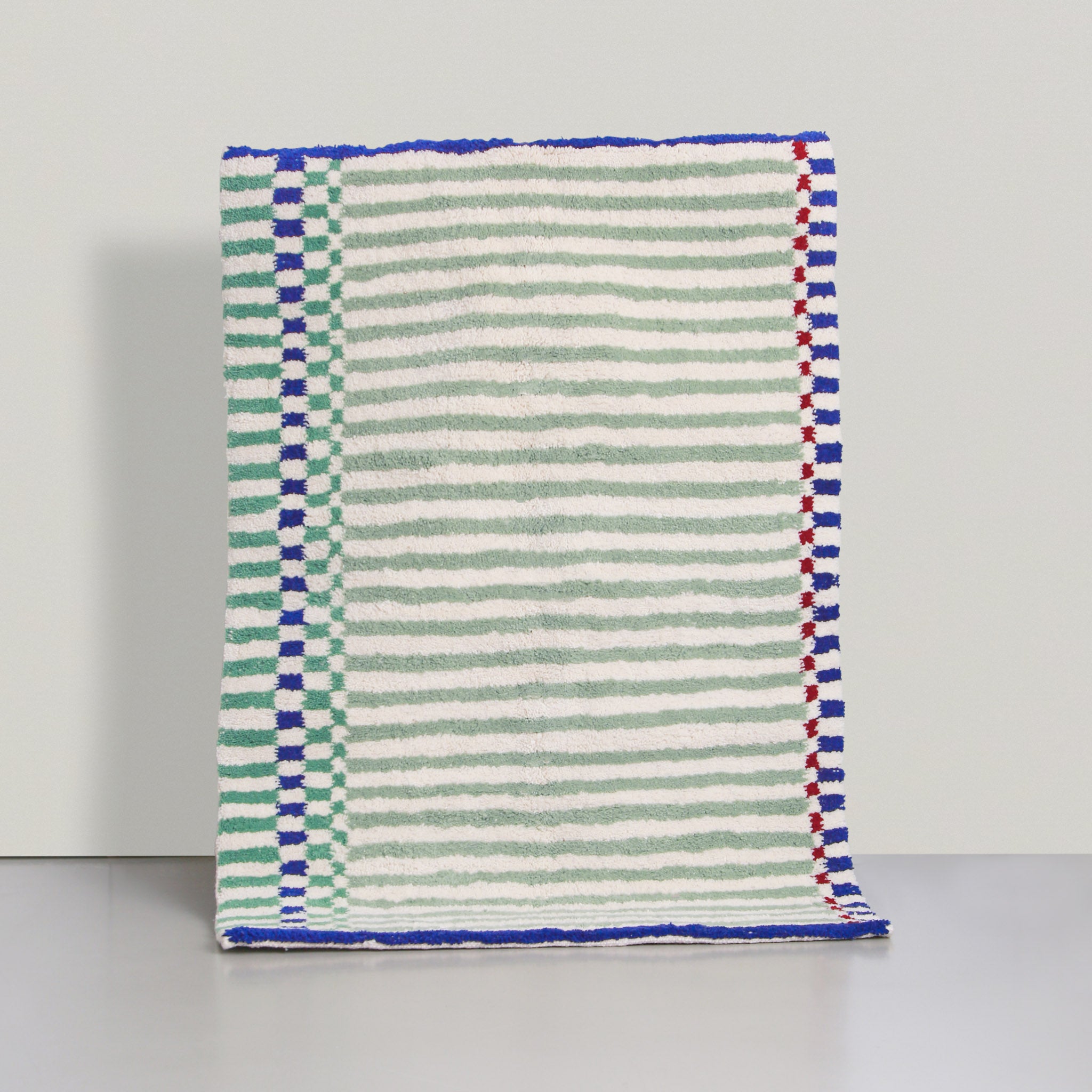 Tappeto cameretta bambini Linhas in lana naturale con design geometrico verde salvia e blu, sicuro e morbido per il gioco