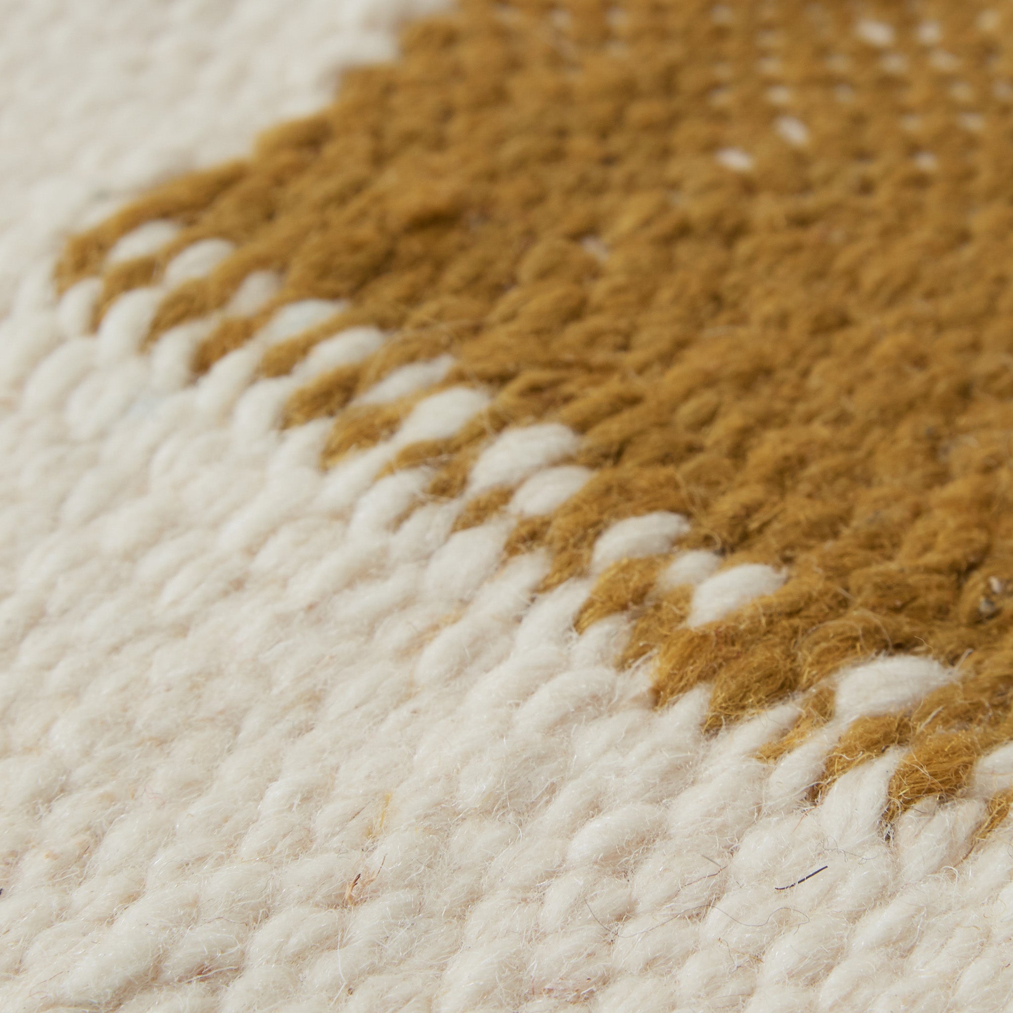 Macro dettaglio della tessitura piatta del tappeto Hanbel marocchino, che mostra l'intreccio della lana naturale e la qualità artigianale del filato