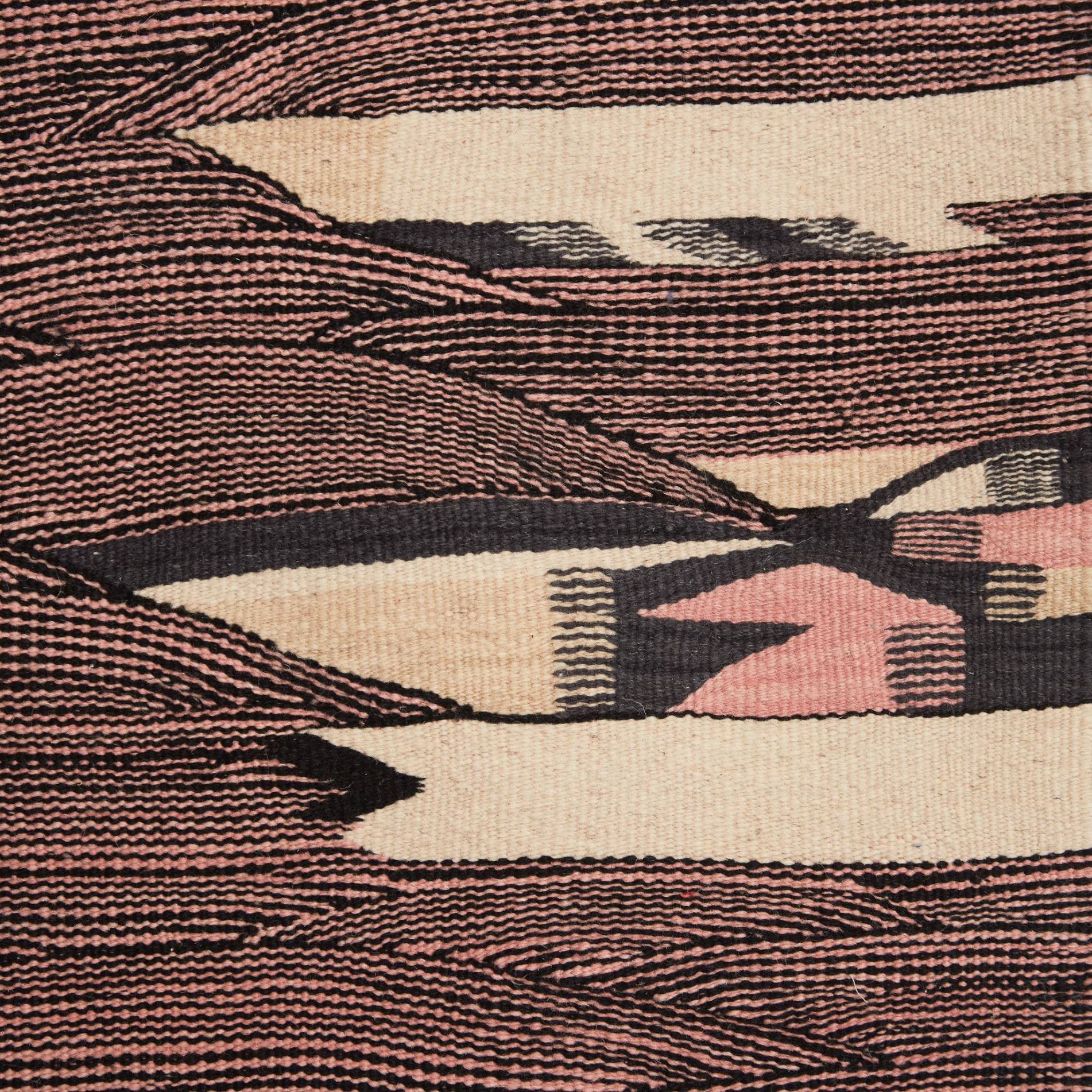 dettaglio della fantasia e della lavorazione di un tappeto kharita a tessitura piatta realizzando intrecciando lana nera e rosa 