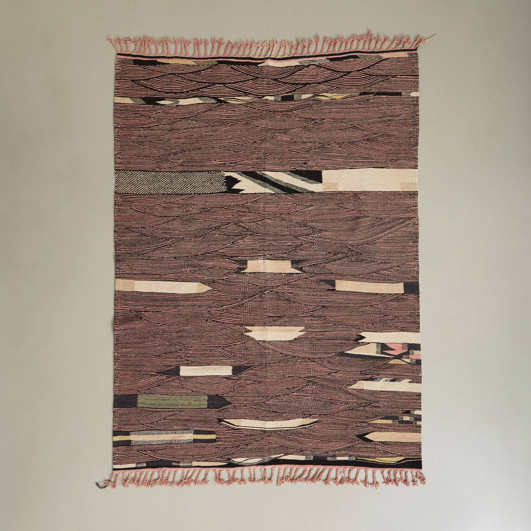 tappeto marocchino kharita a tessitura piatta realizzato intrecciando lana nera e rosa disteso
