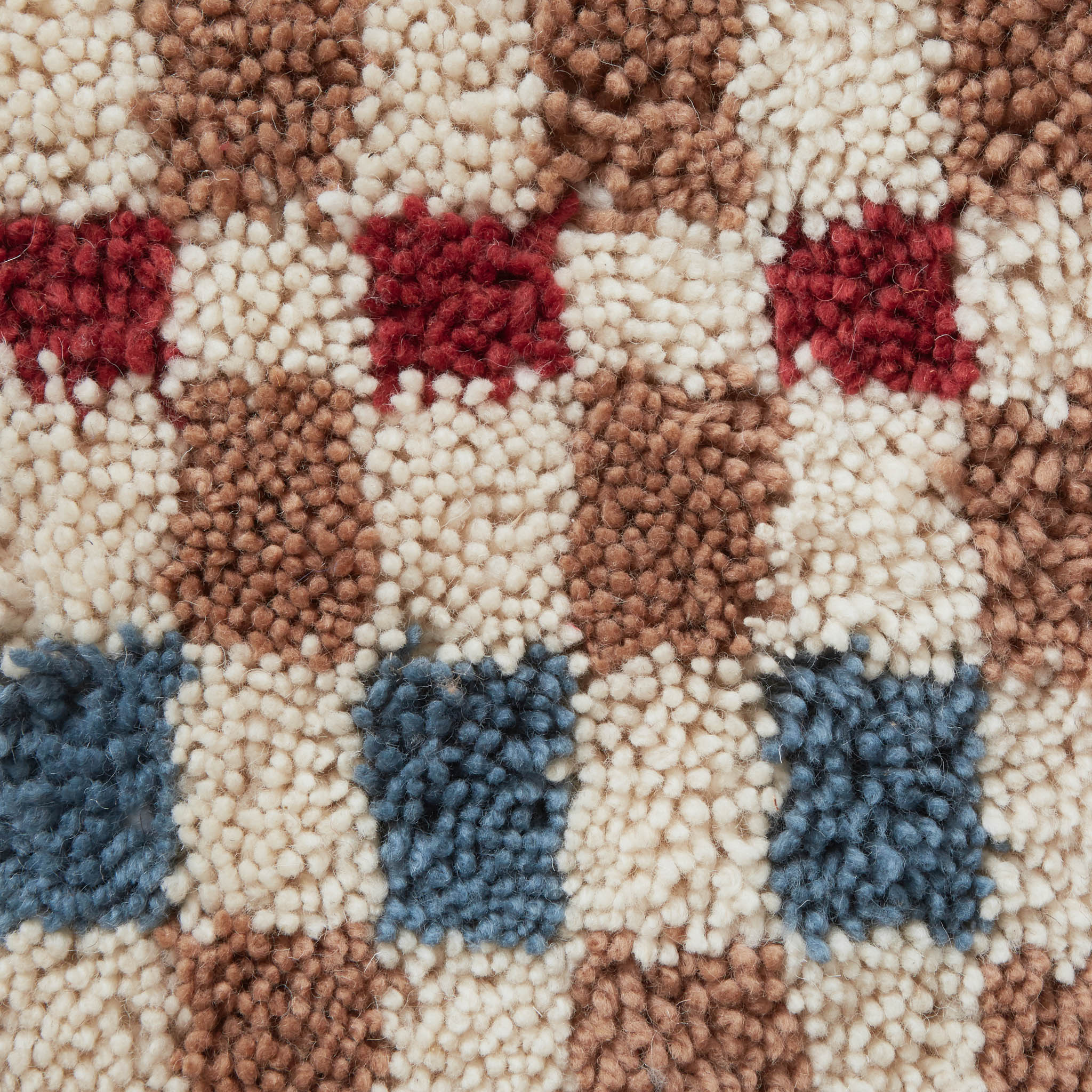 Dettaglio tessitura tappeto Linhas: lana naturale annodata a mano in motivi geometrici colorati