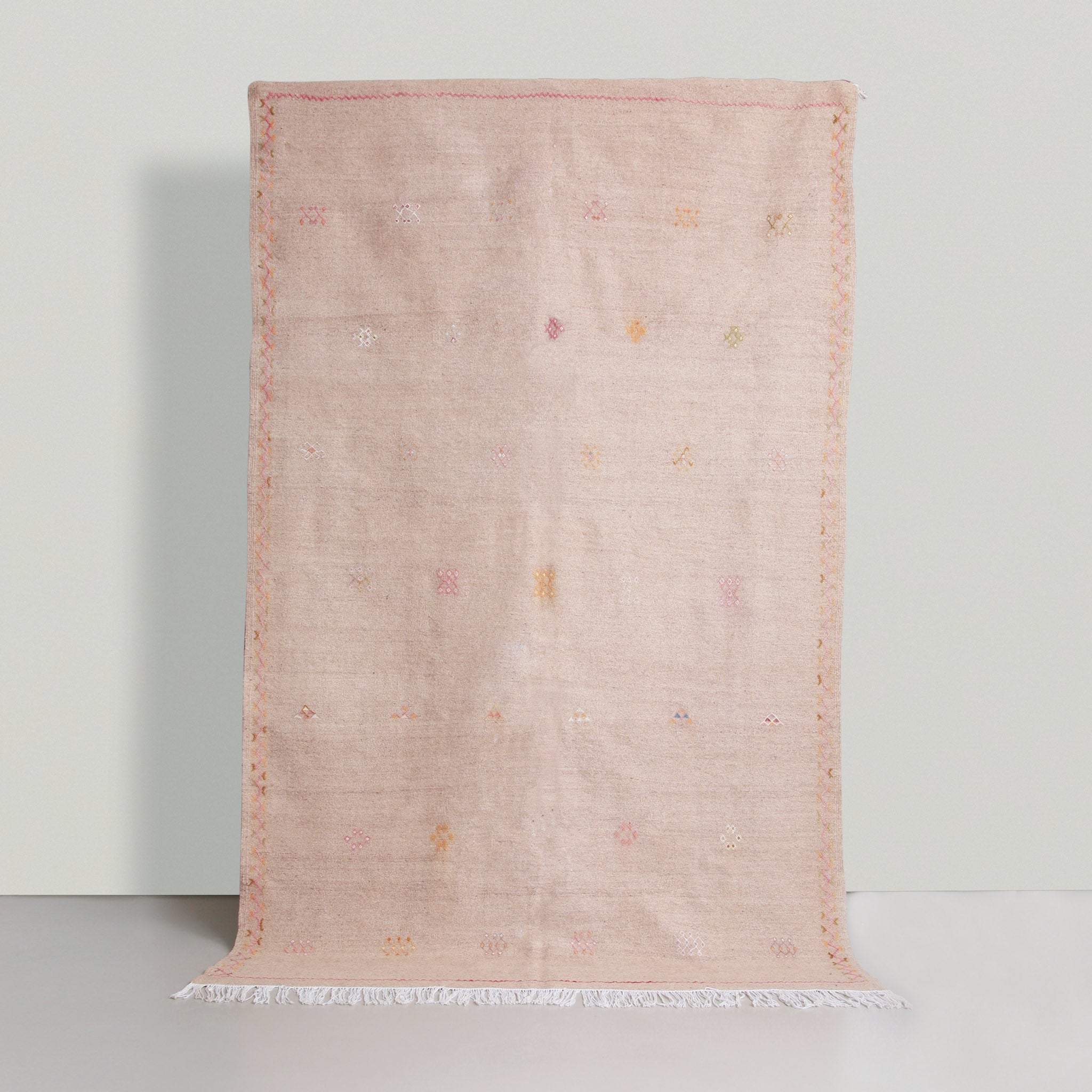 Tappeto berbero completo in rosa pallido con motivi minimalisti sparsi, design contemporaneo, frange bianche, dimensione intera del tappeto