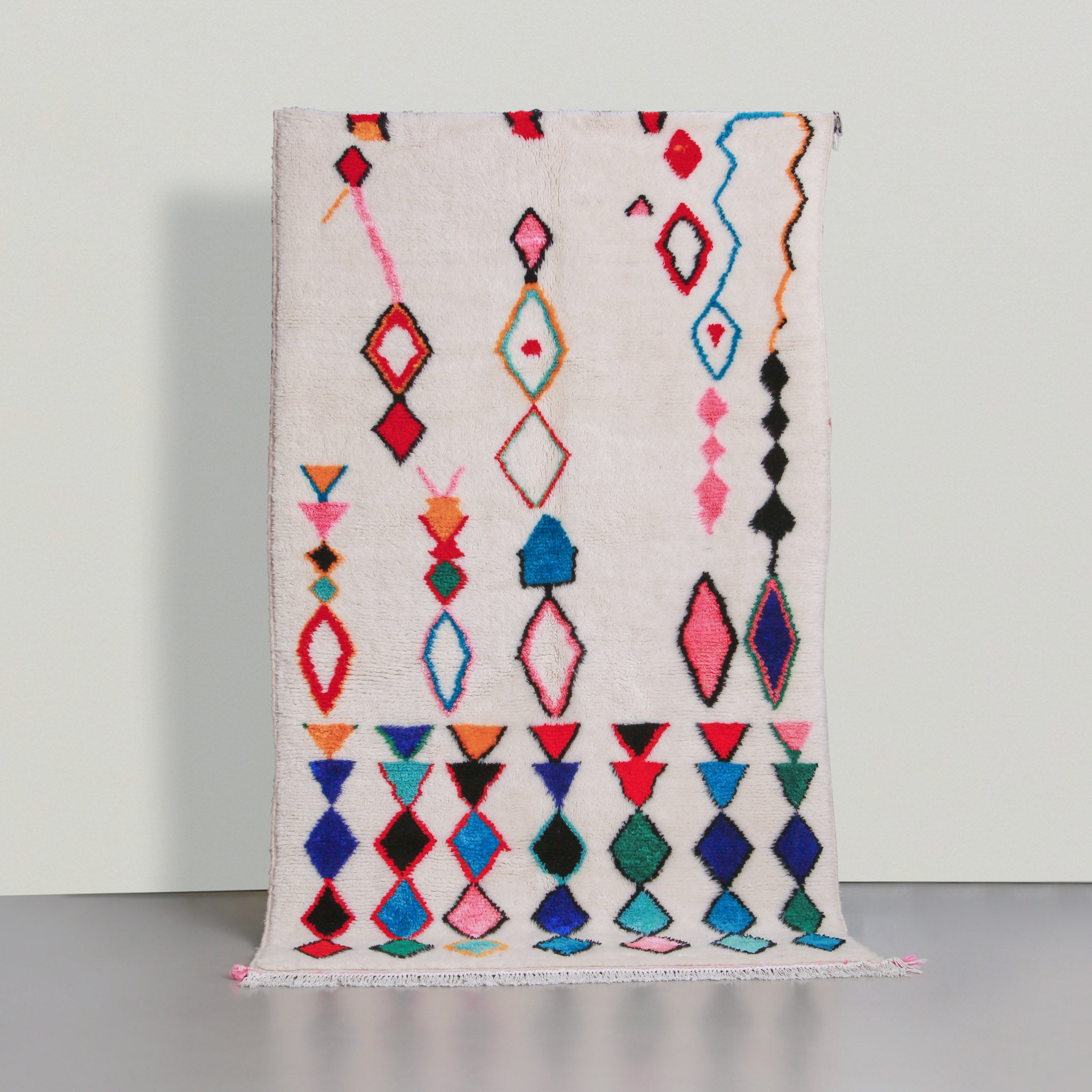 tappeto marocchino stile azilal in morbida lana bianca e tanti piccoli rombi colorati blu verde azzurro verde acqua rosso nero rosa