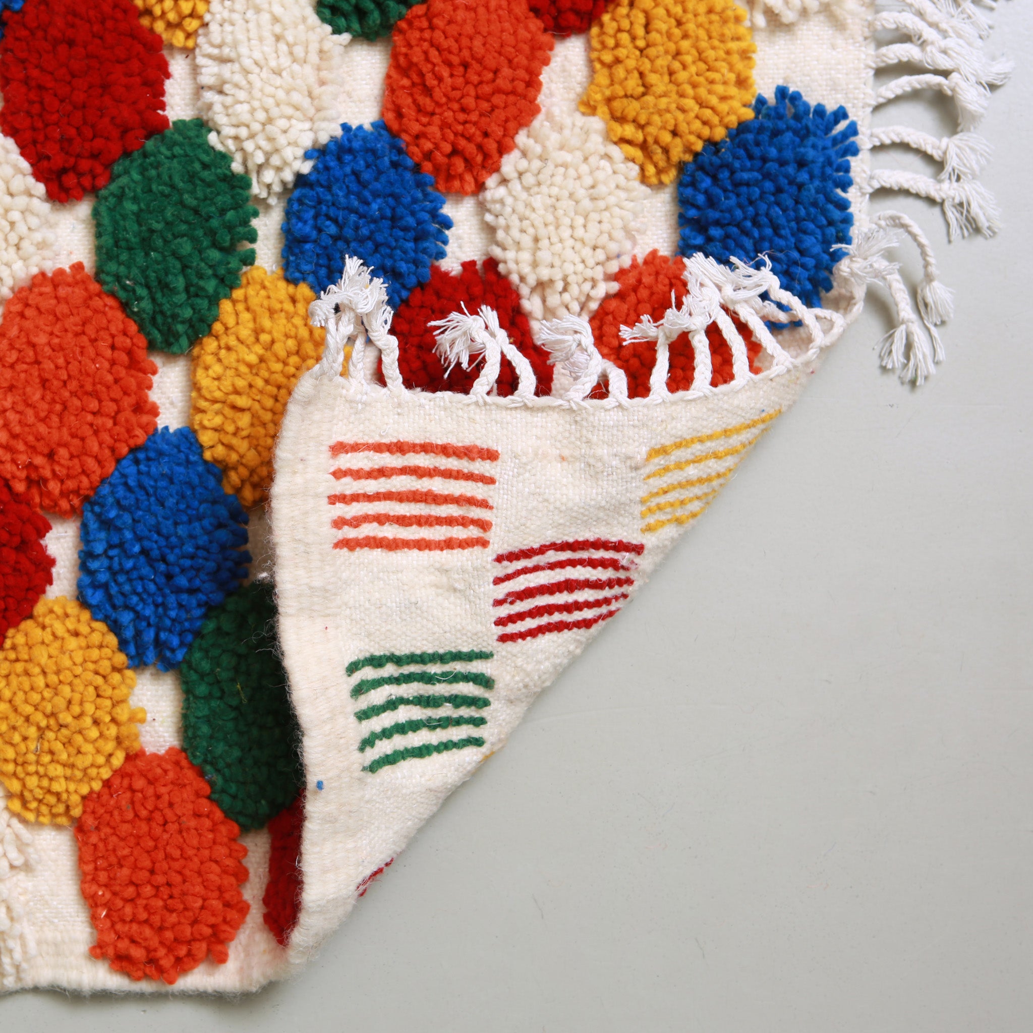 Retro dell'angolo di un tappeto marocchino Azilal con pattern a righe colorate, trama in lana naturale, prodotto artigianale berbero per arredamento contemporaneo e accogliente