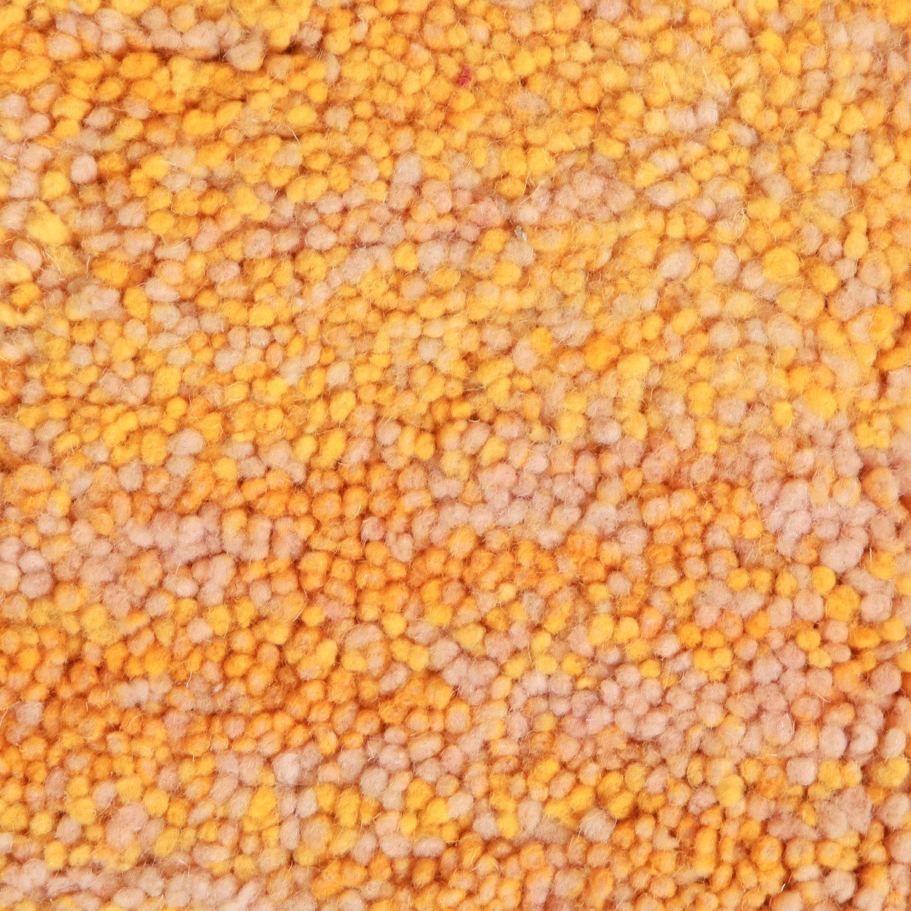 dettaglio del peli di lana dalle molteplici sfumature di giallo di un tappeto beni ourain realizzato a mano