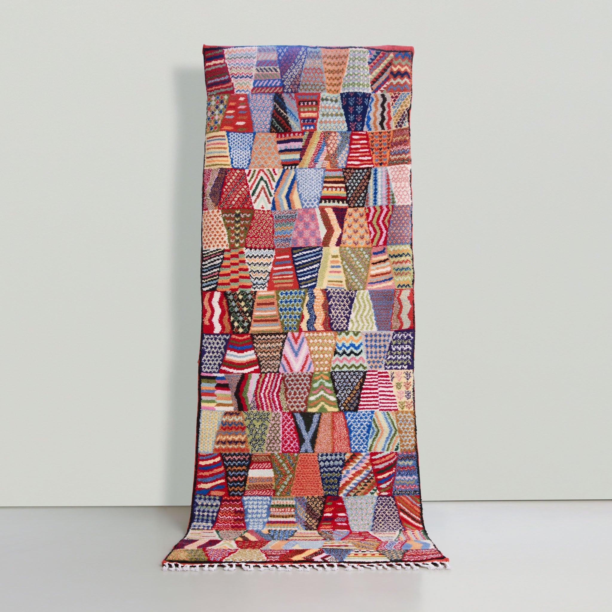 tappeto rettangolare in lana con un design astratto multicolore
