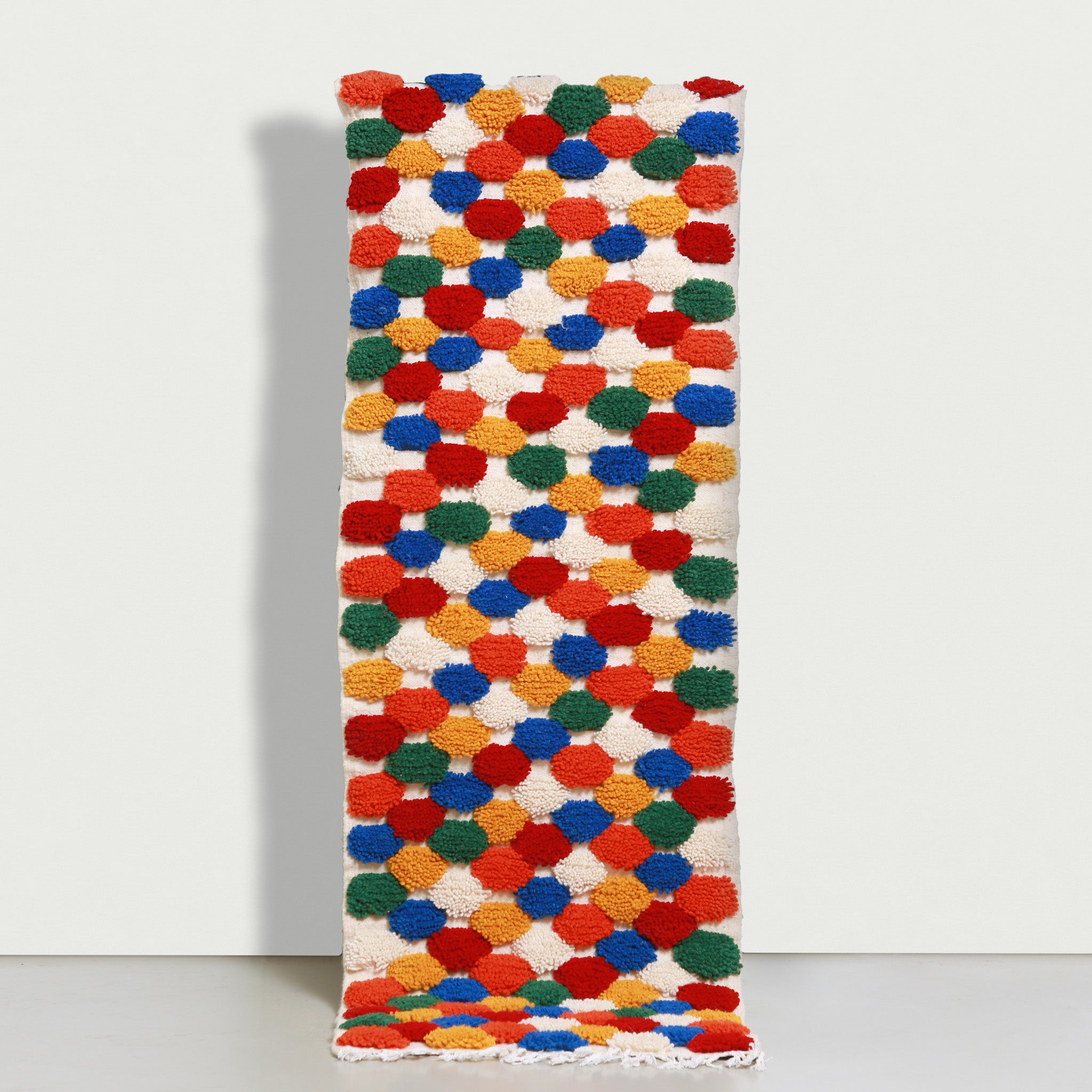 Tappeto passatoia Azilal marocchino in lana naturale con motivi esagonali in rilevo bianco, rosso, blu, giallo, verde e arancione e su sfondo bianco, perfetto per corridoi e ingressi