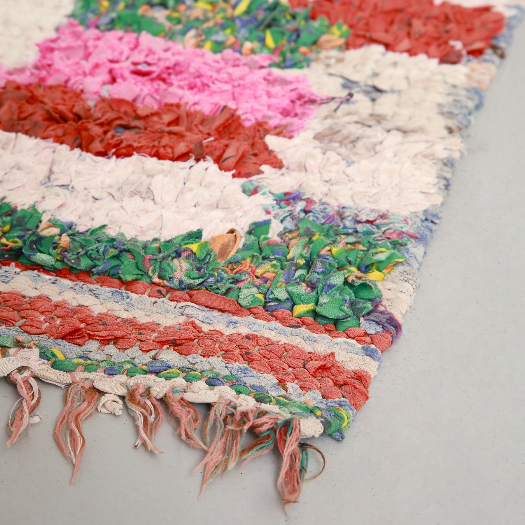 dettaglio della frangia e dei tessuti usati per realizzare un tappeto boucherouite