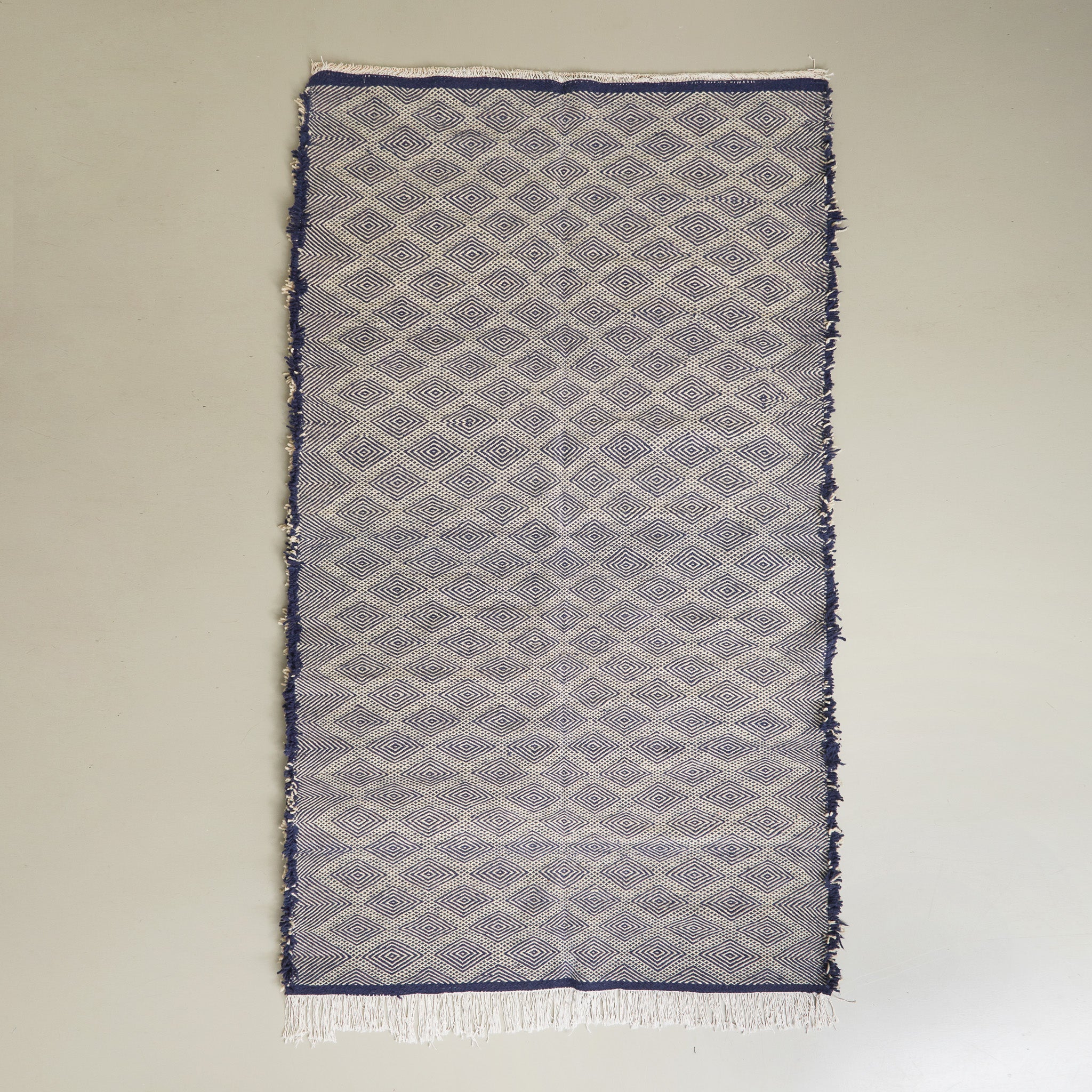 tappeto zanafi kilim realizzato intrecciando lana color bianco e indigo, disteso su pavimento
