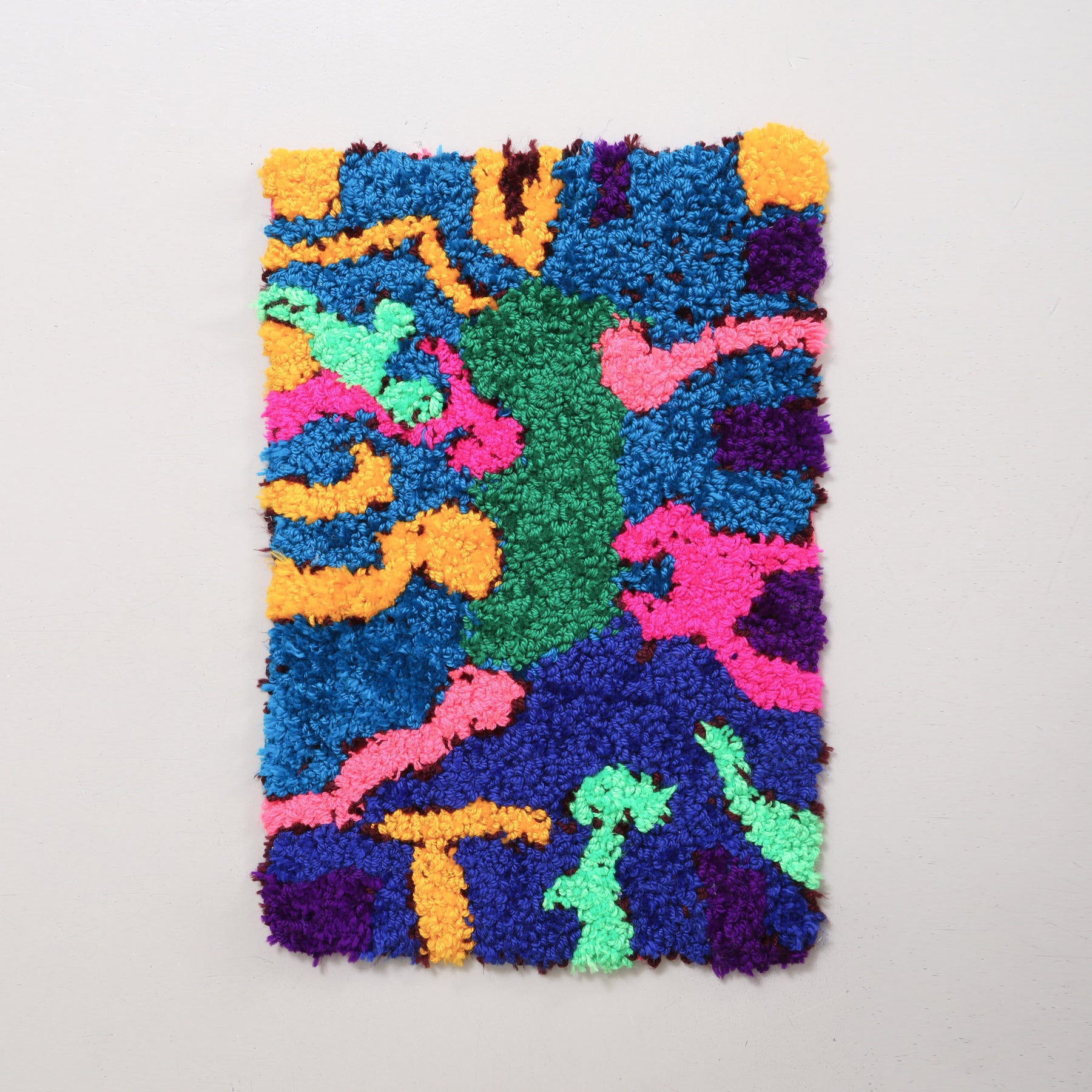 tappeto zindekh con fantasia che ricorda un quadro di keith haring