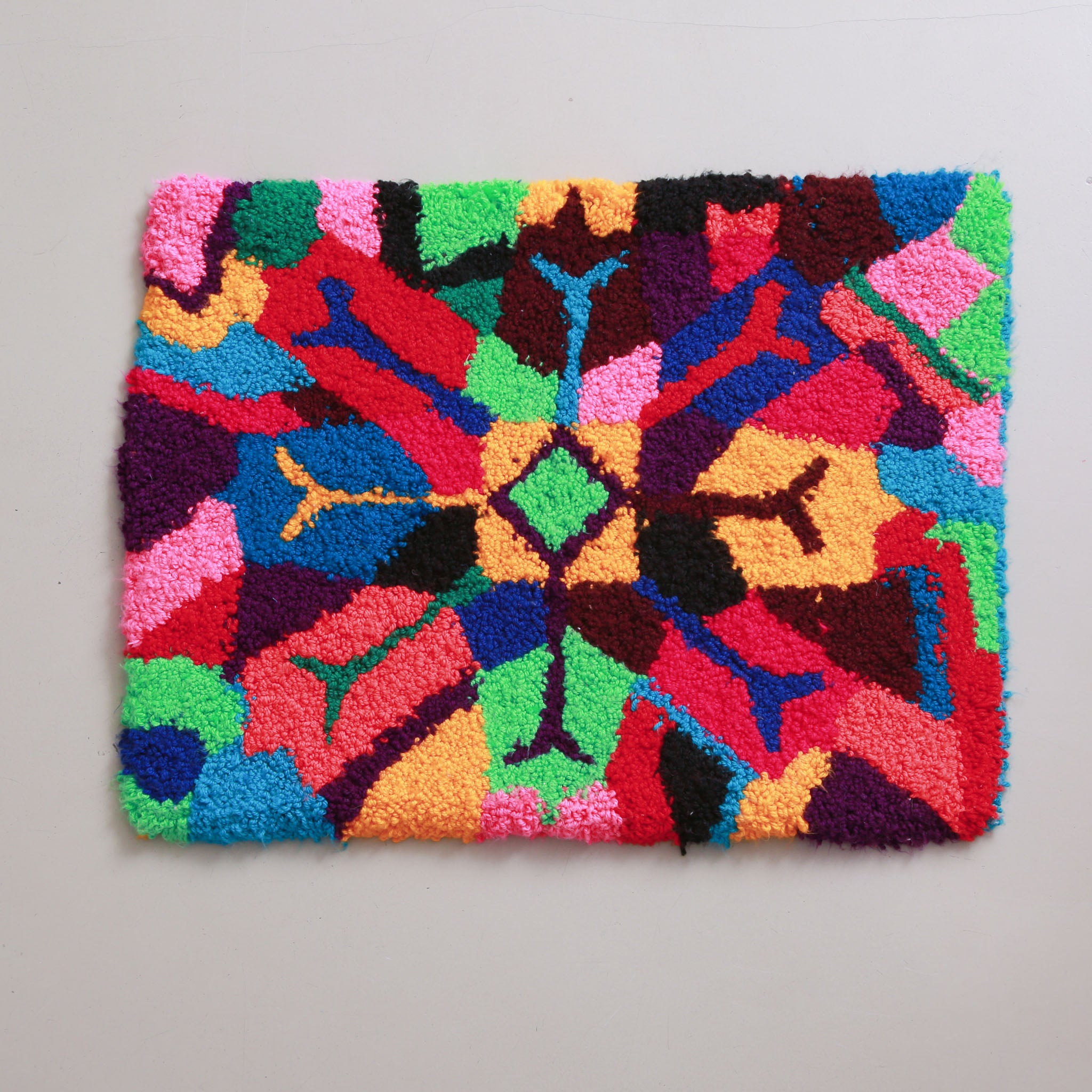 tappeto zindekh con fiocco di neve stilizzato e colorato blu rosso verde giallo marrone azzurro
