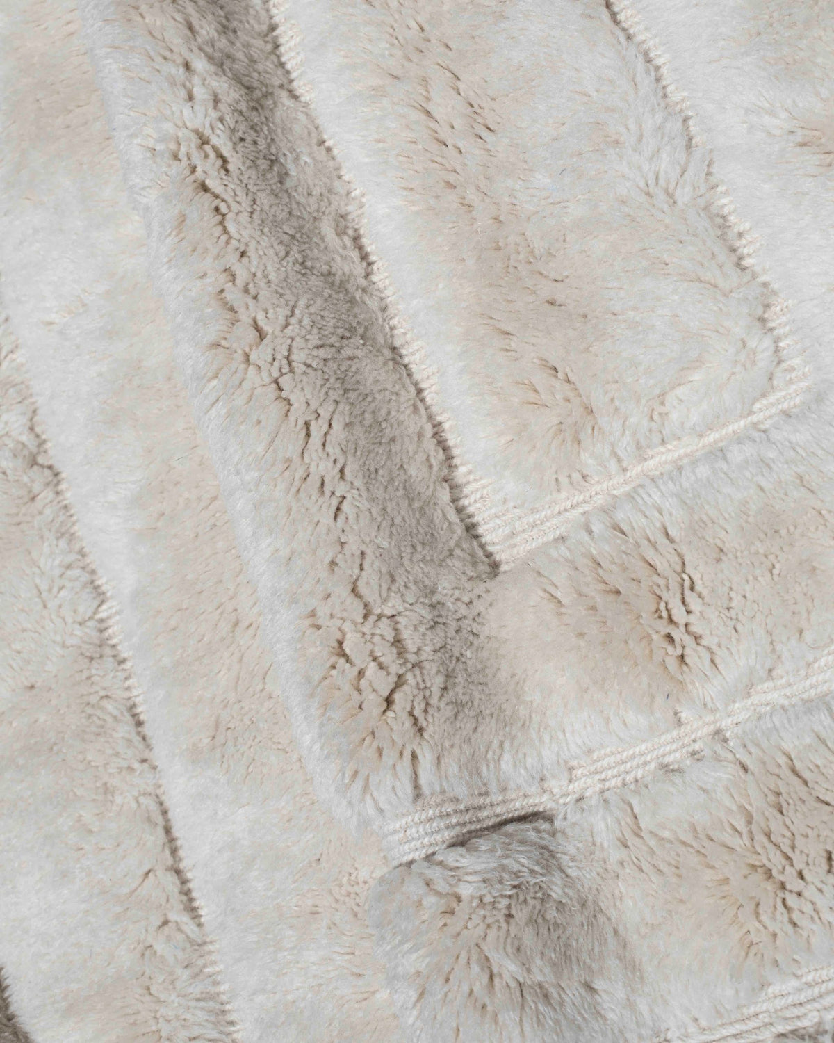 Texture ravvicinata del tappeto in lana bianca Beni Mrirt con motivo in rilievo a rettangoli