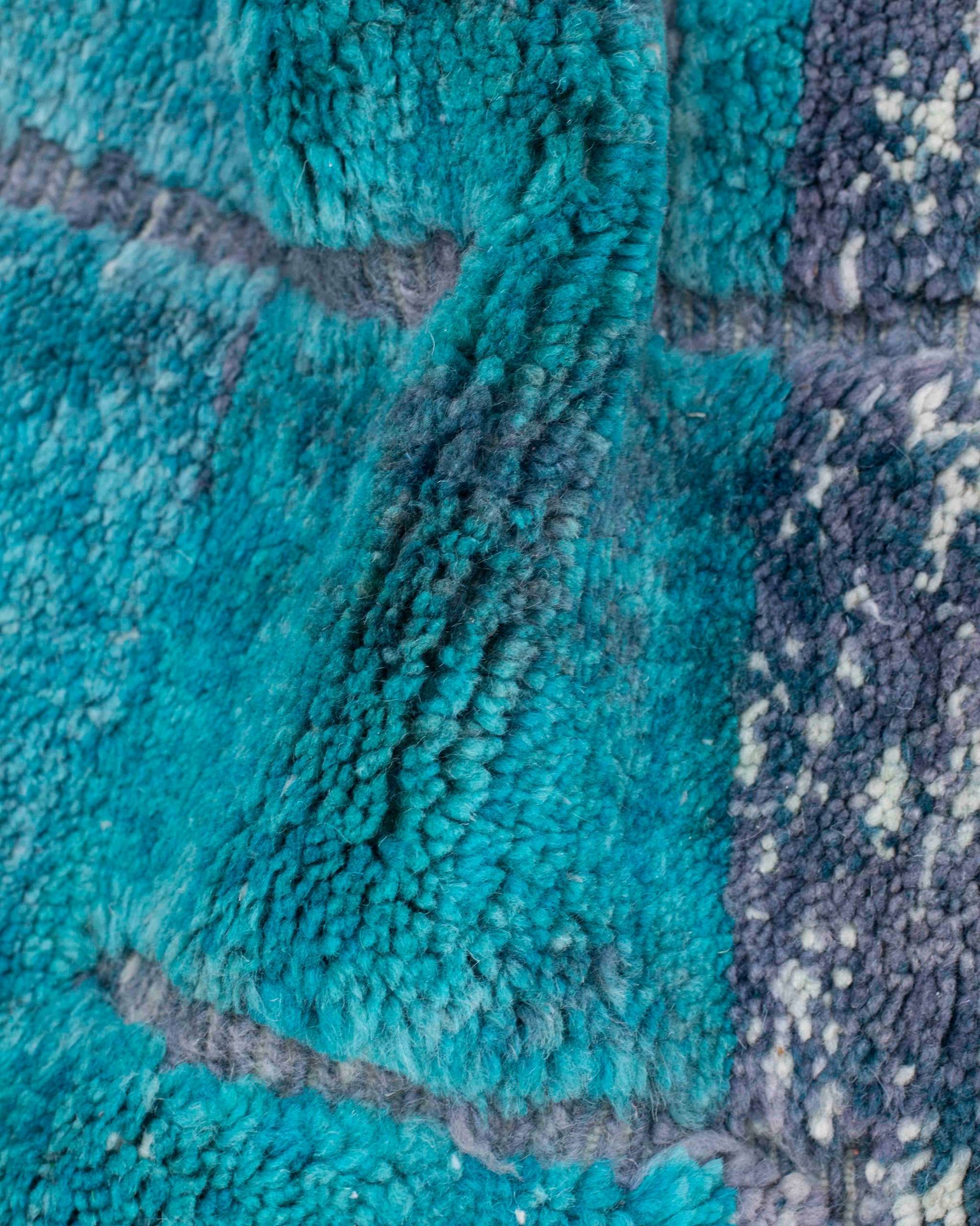 Dettaglio texture della lana turchese e indaco della passatoia Beni Ourain