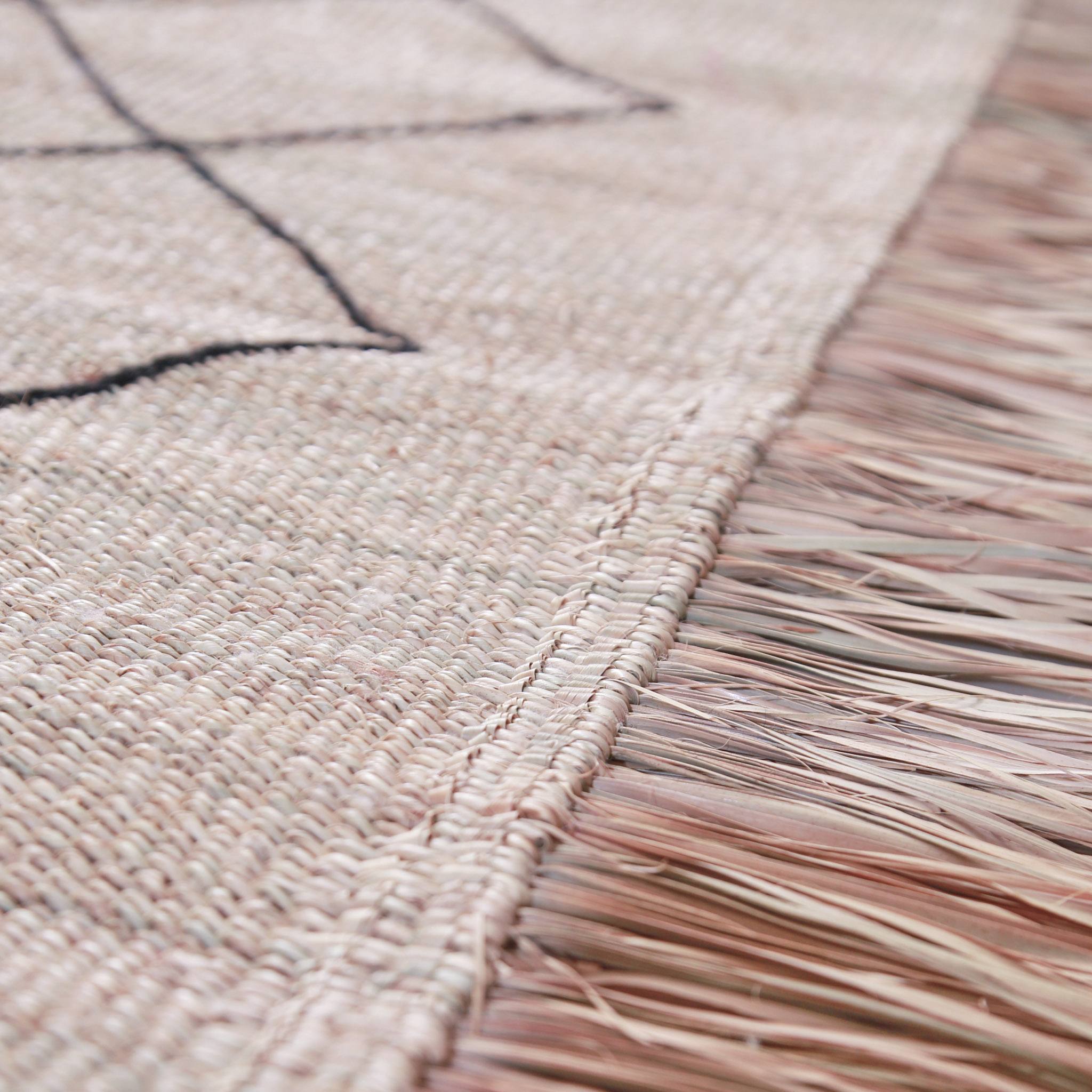 Texture della superficie tessuta con pattern geometrico tradizionale di una stuoia in paglia di palma