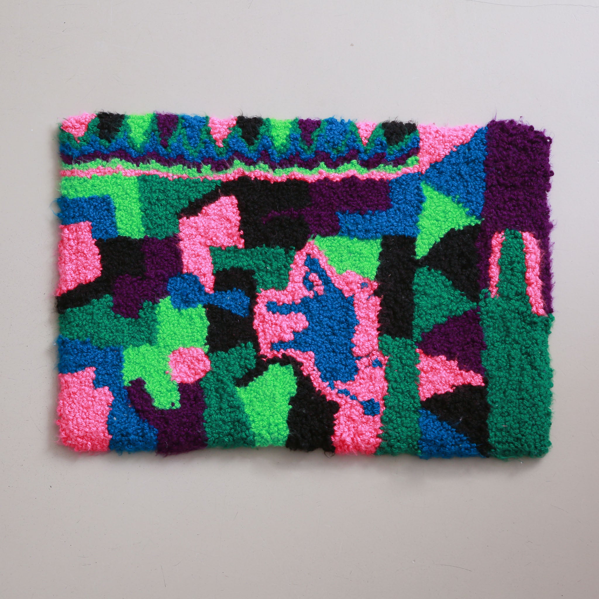 tappeto zindekh con fantasia astratta rosa blu verde chiaro e scuro