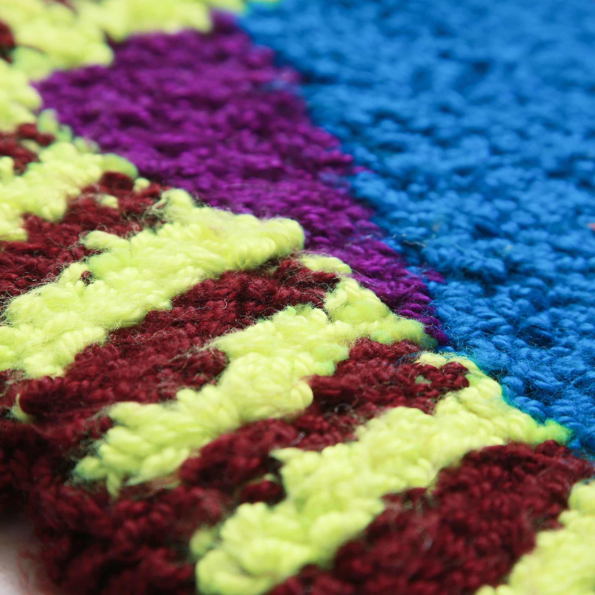 dettaglio di un tappeto zindekh con colori giallo marron viola e blu