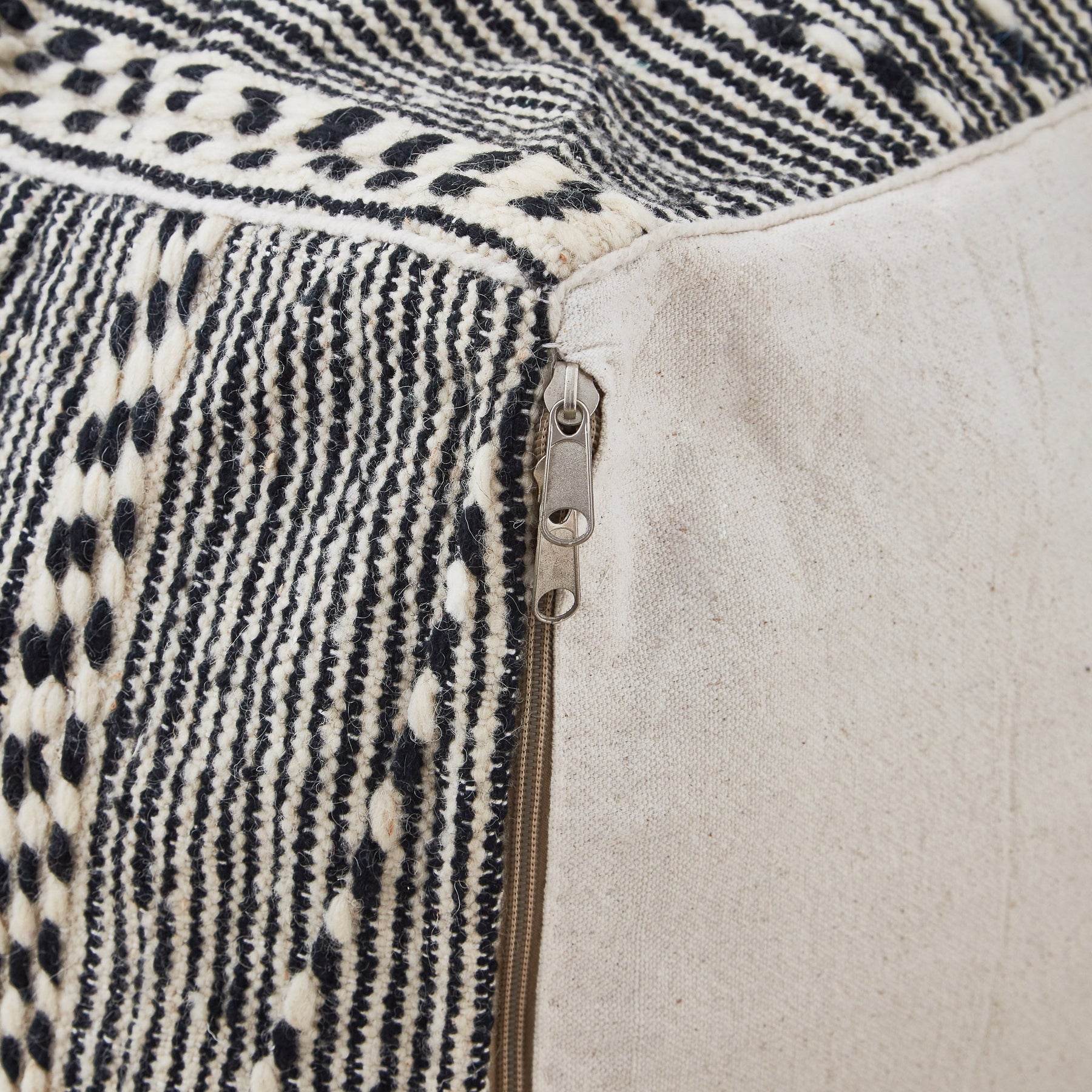 pouf vintage zanafi bianco e nero a tessitura piatta dettaglio cerniera