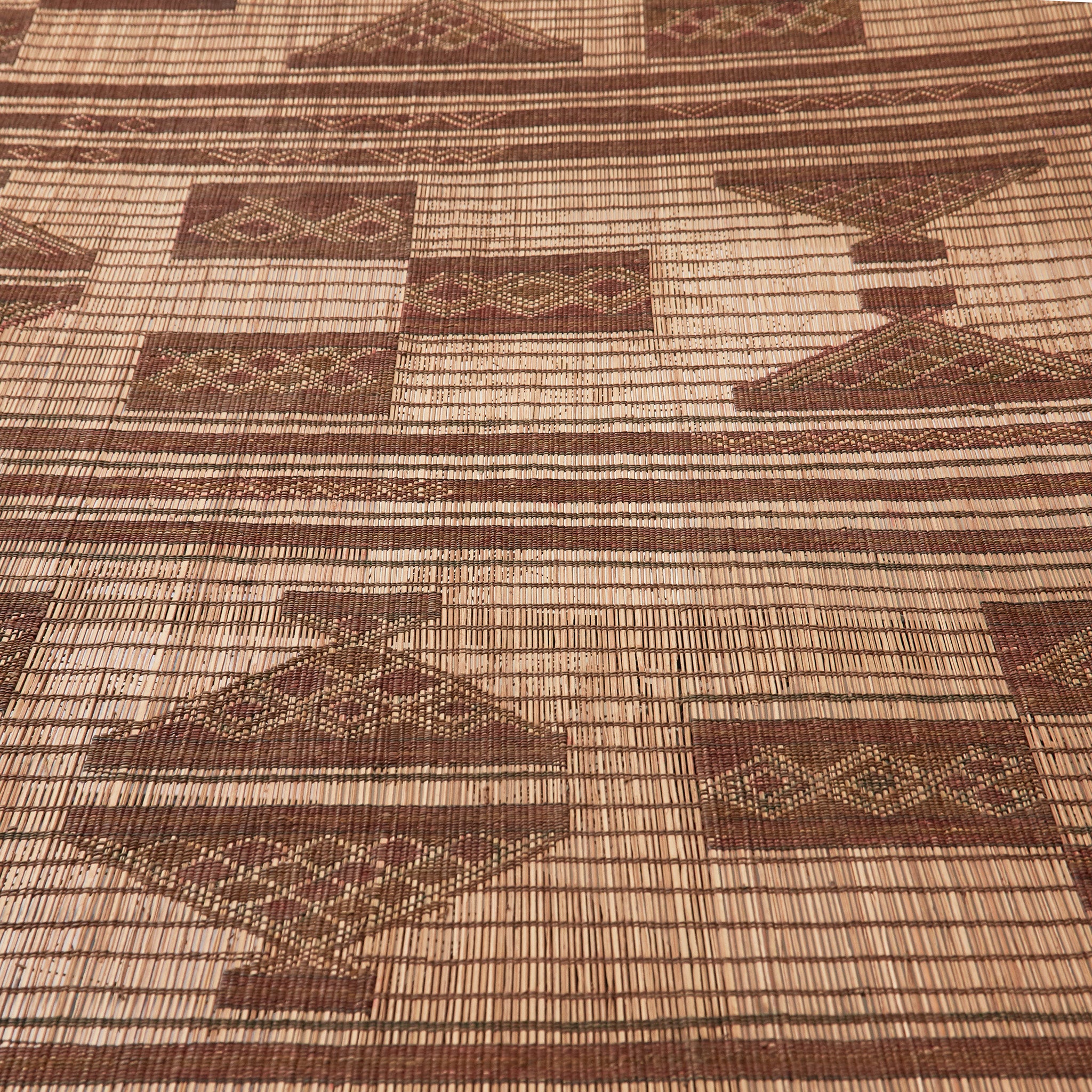 dettaglio dei cuoio intrecciato di una Stuoia touareg vintage in legno e cuoio