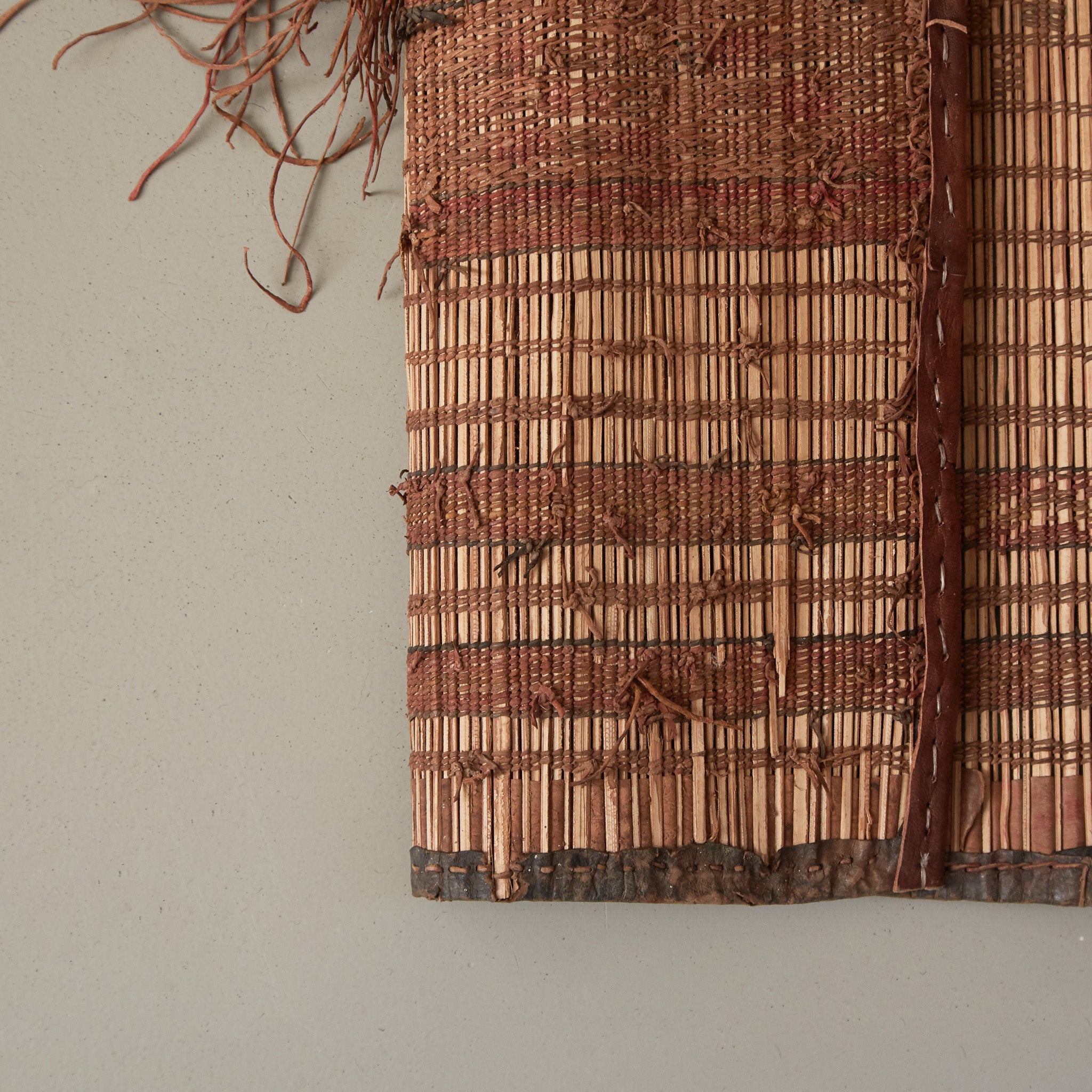 Dettaglio del retro Stuoia touareg vintage in legno e cuoio