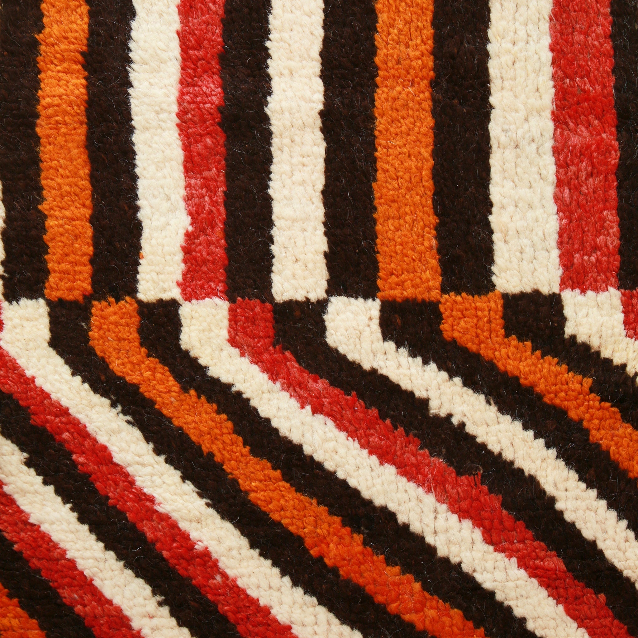 dettaglio didi un tappeto stile azilal che mette in risalto la precisa tessitura che crea precise forme gemotriche  rettangoli di diversi colori