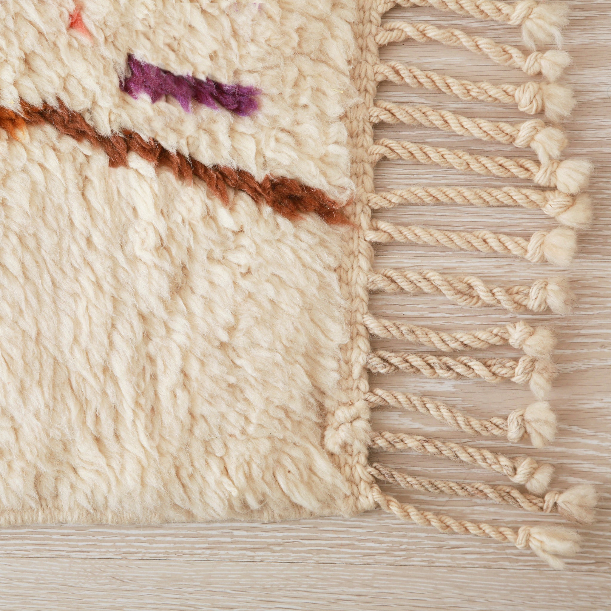angolo di un tappeto stile azilal con un lunga frangia