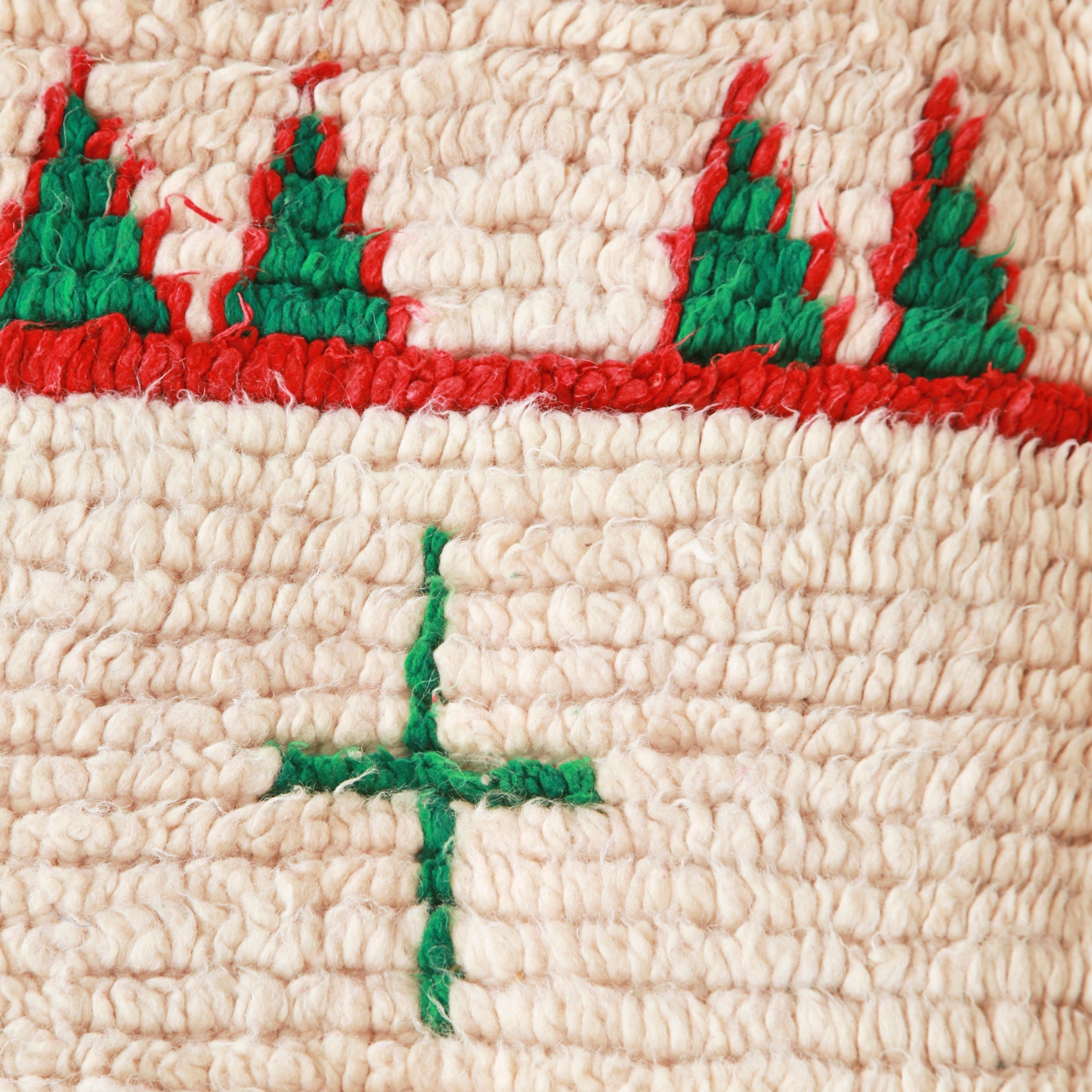 dettaglio di un tappeto azilal con un croce verde e dei triagoli versi con bordo rosso