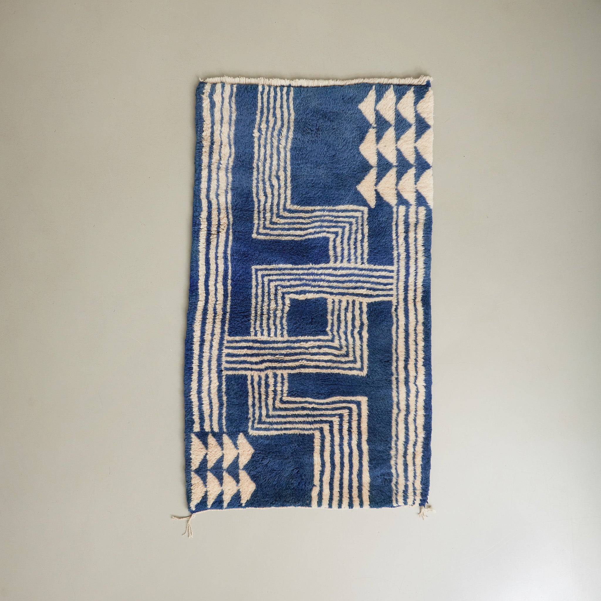 tappeto beni mrirt piccolo realizzato con lana blu e disegni geometrici bianchi