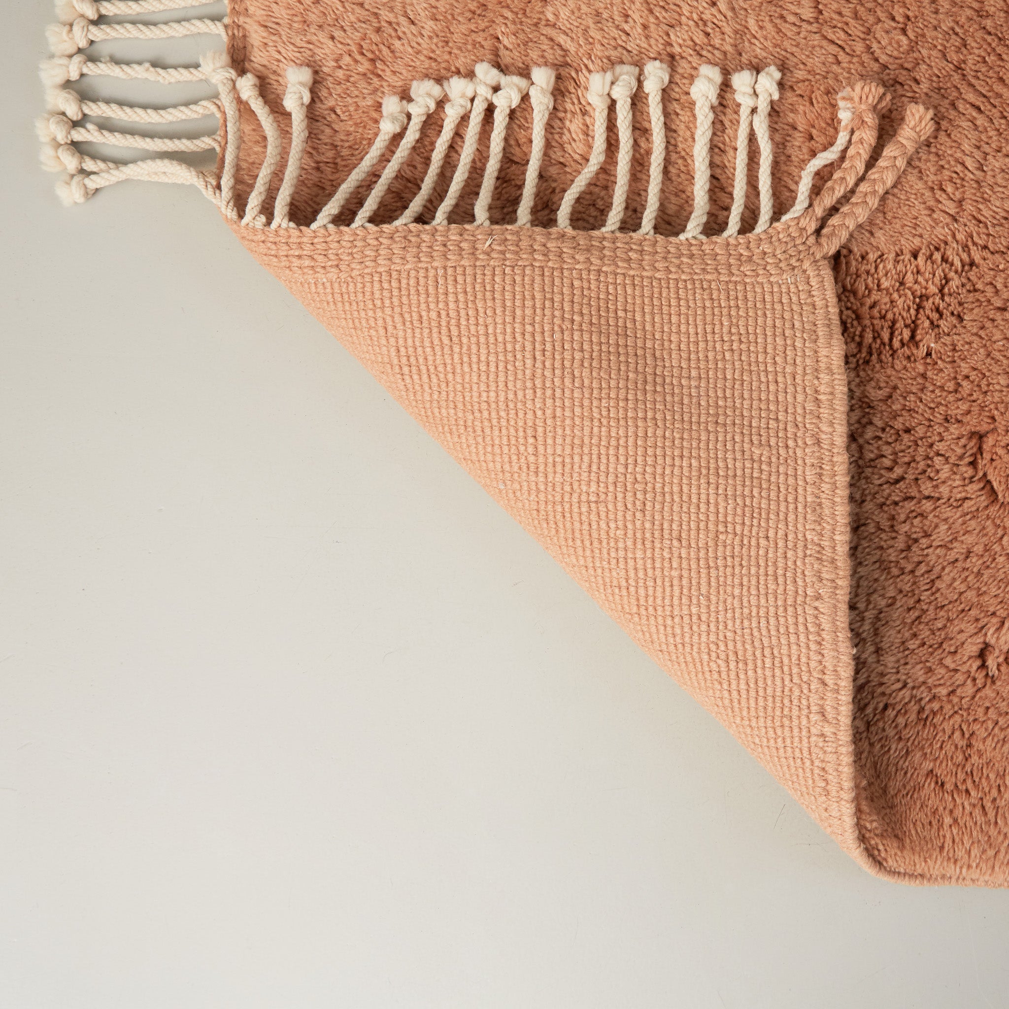 retro di un tappeto beni mrirt marrone con nodi ravvicinati