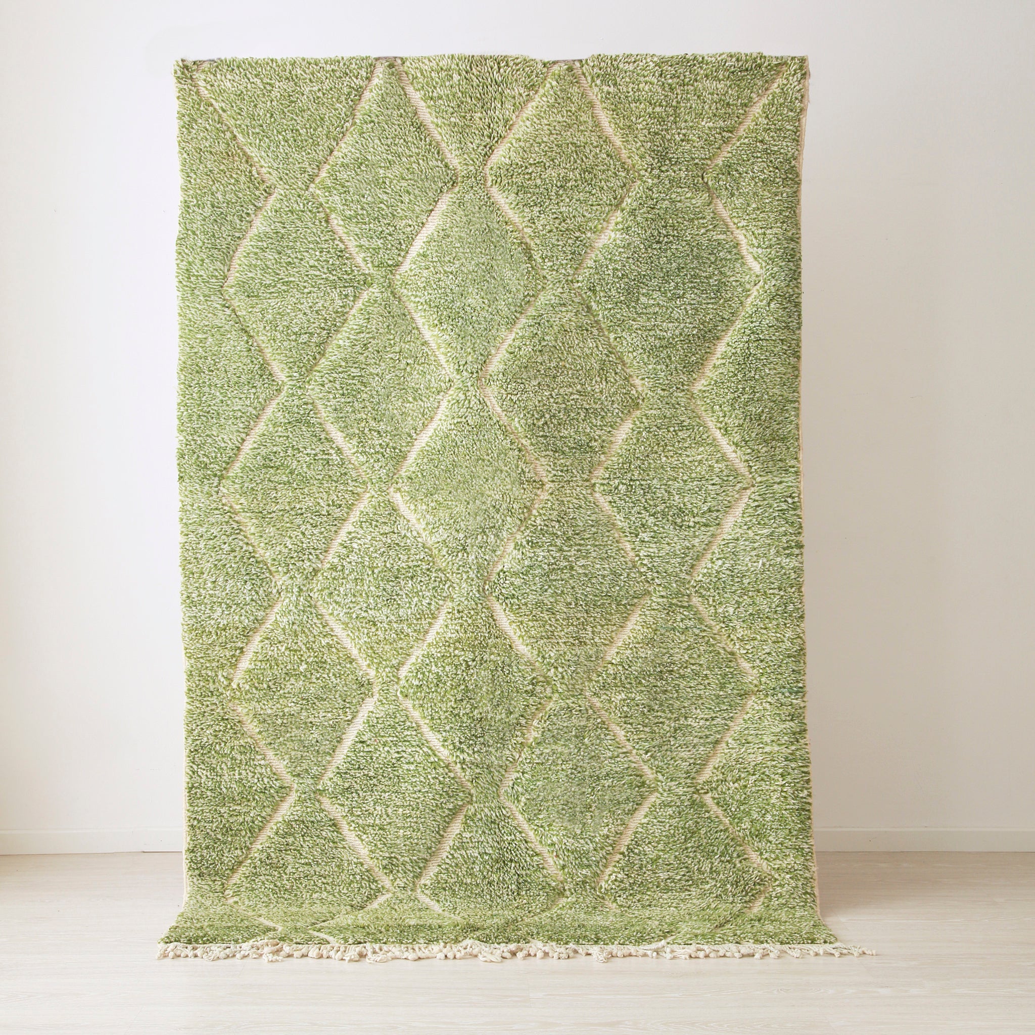 tappeto beni mrirt in lana tinta di verde con linee spezzate piu chiare che seguono la lunghezza del tappeto
