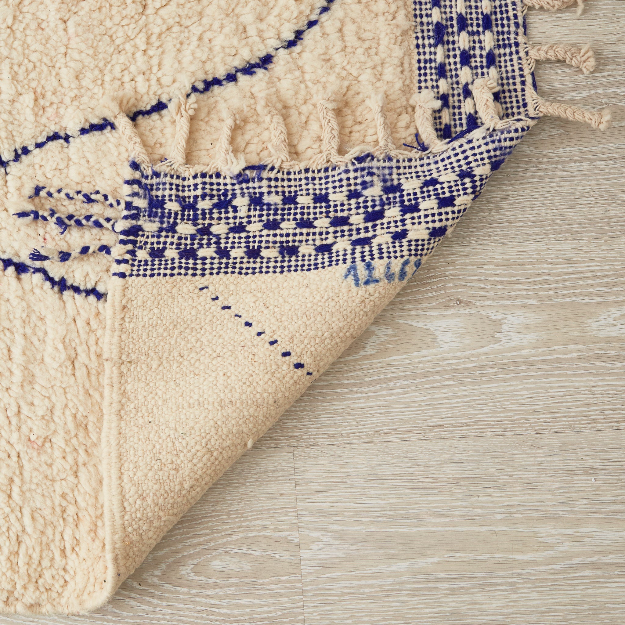 tappeto beni ourain bianco con rombi e lati corti blu dettaglio del retro