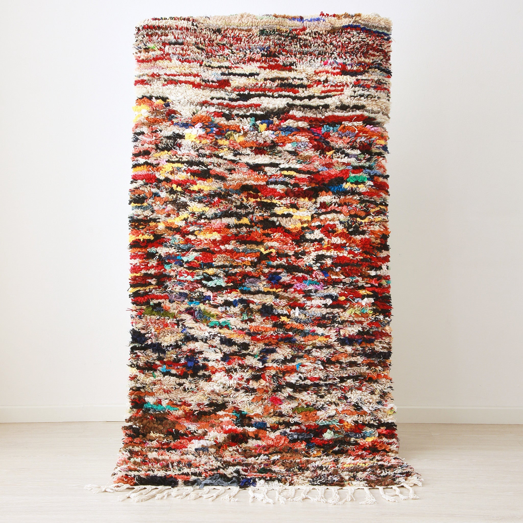 tappeto boucherouite realizzato con avanzi di tessuti e di filati di diversi colori