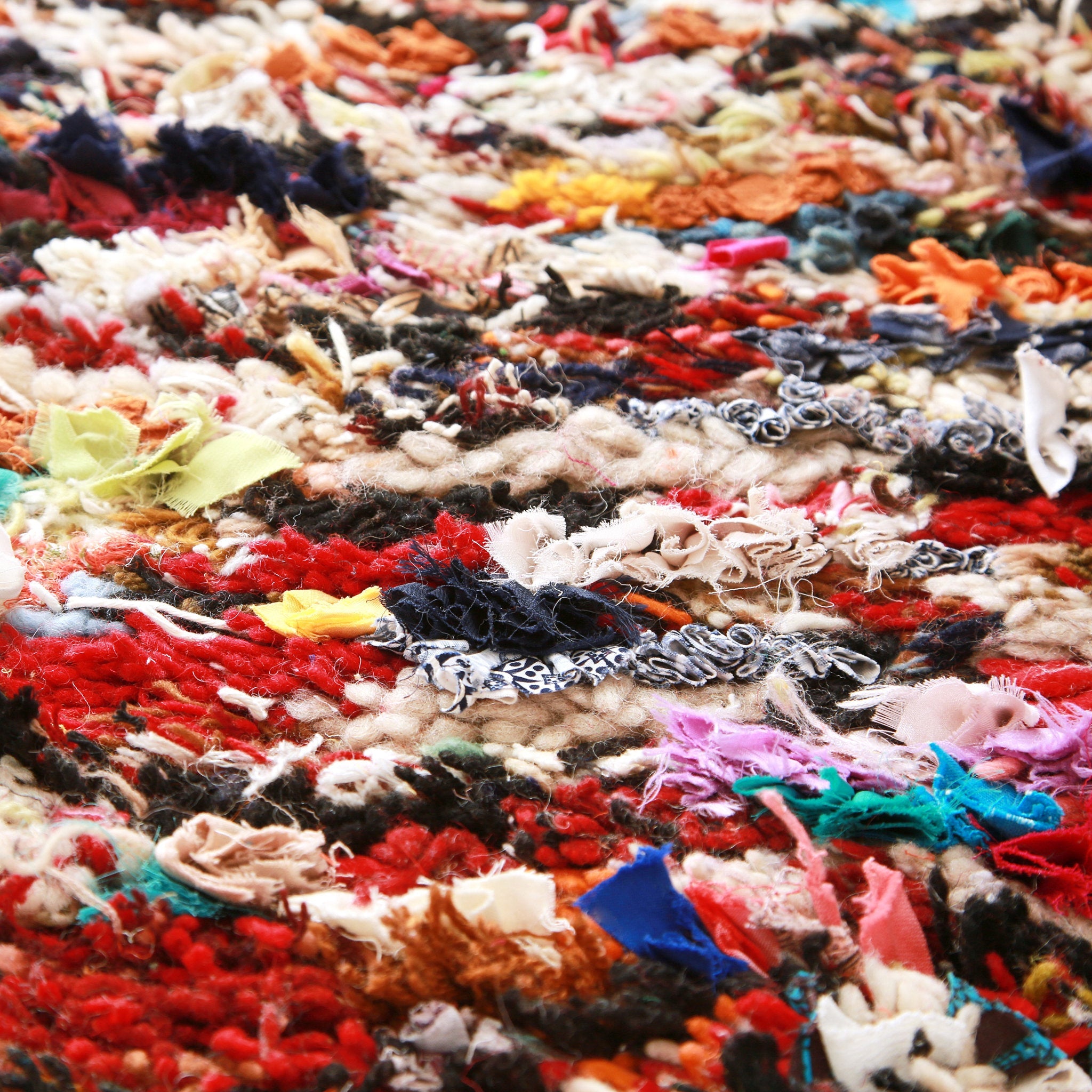 dettaglio di un tappeto boucherouite realizzato con avanzi di tessuti e di filati di diversi colori