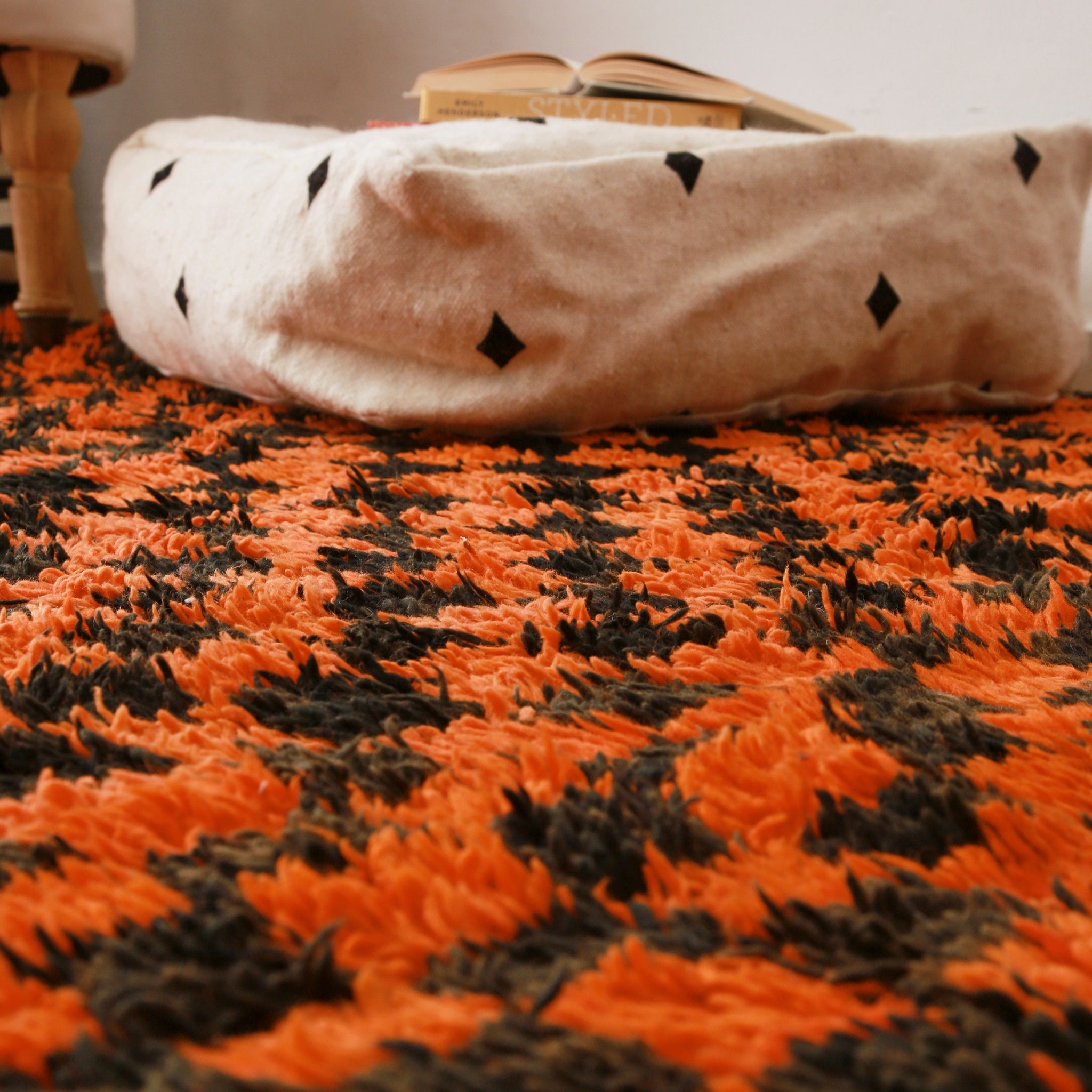 dettaglio di un tappeto boujaad vintage a scacchi arancioni e neri