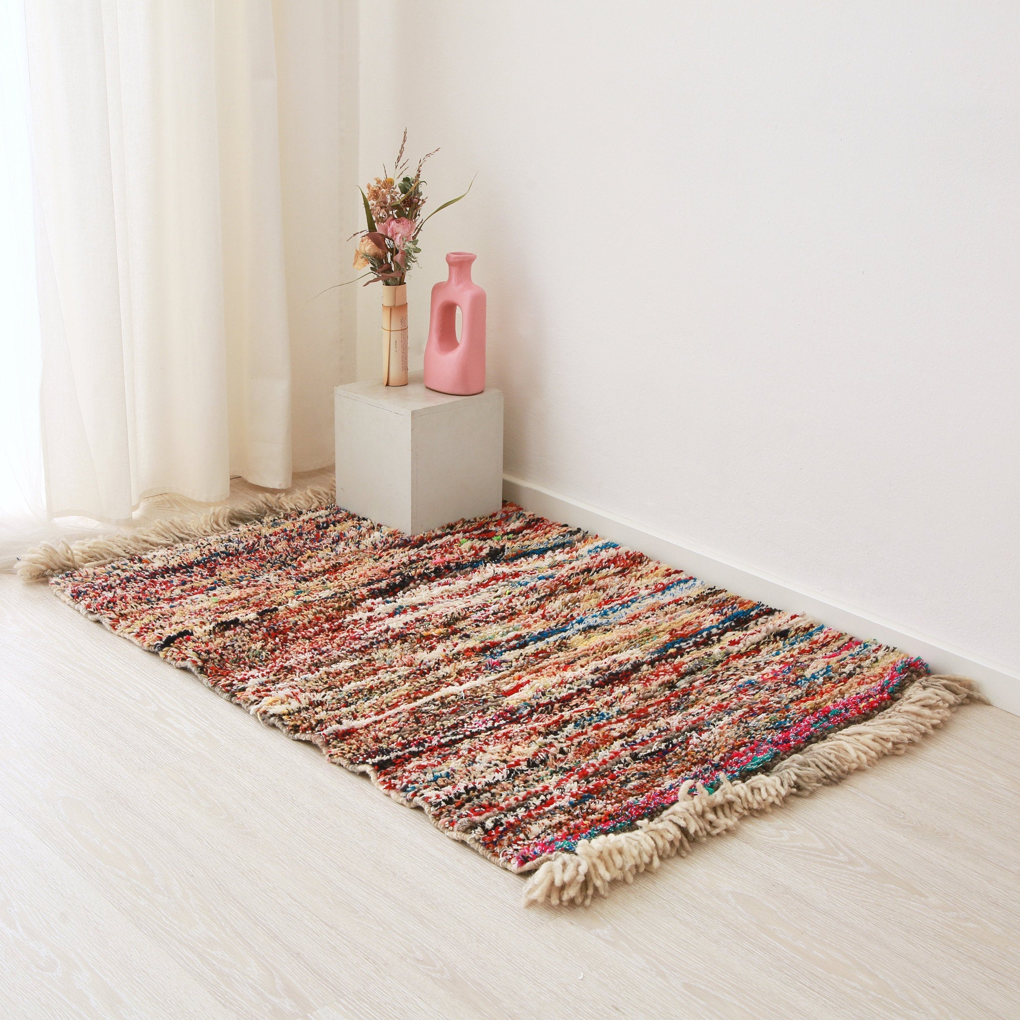 piccolo tappeto marocchino realizzato con resti di lana e filati colorati