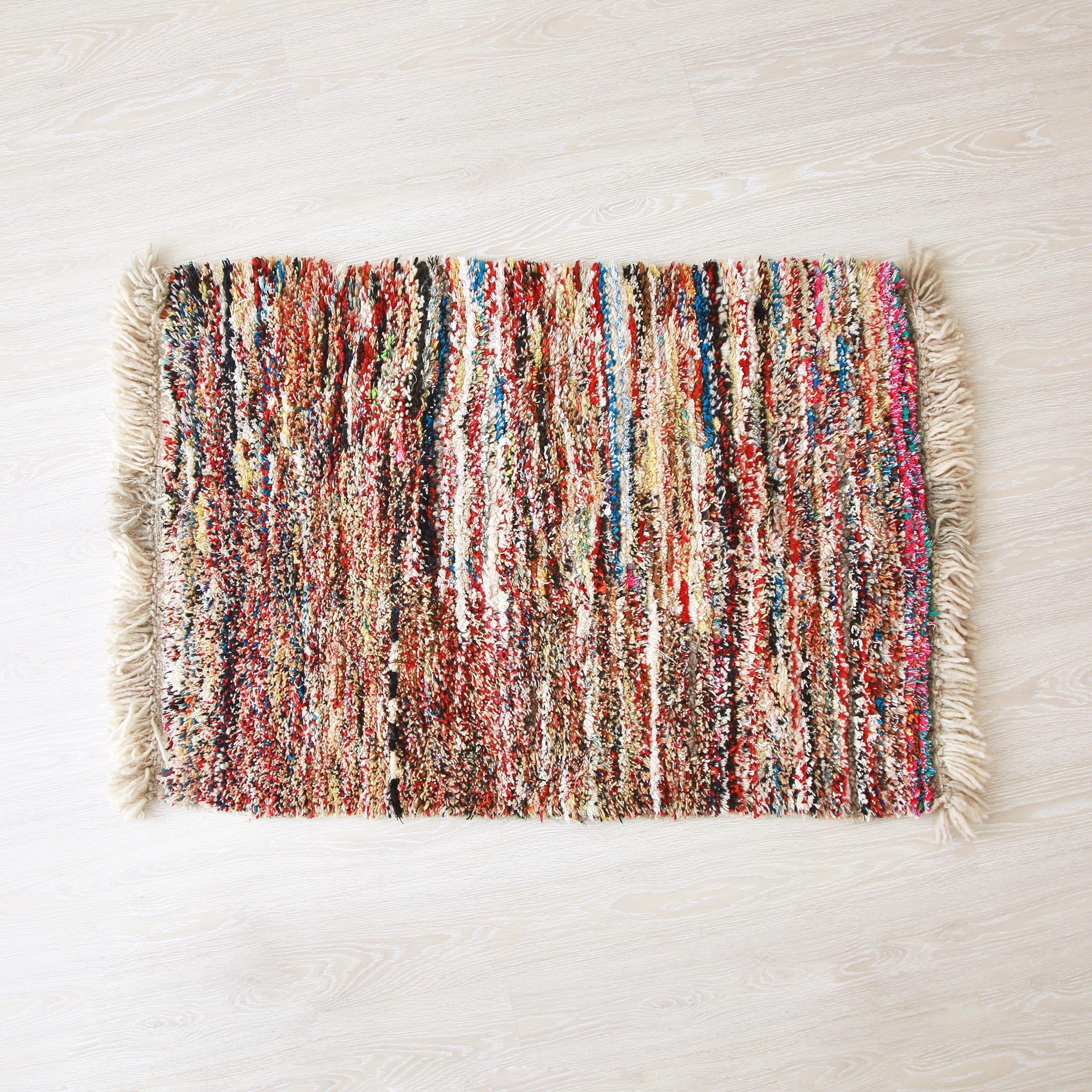 piccolo tappeto marocchino realizzato a mano con resti di lana e filati colorati