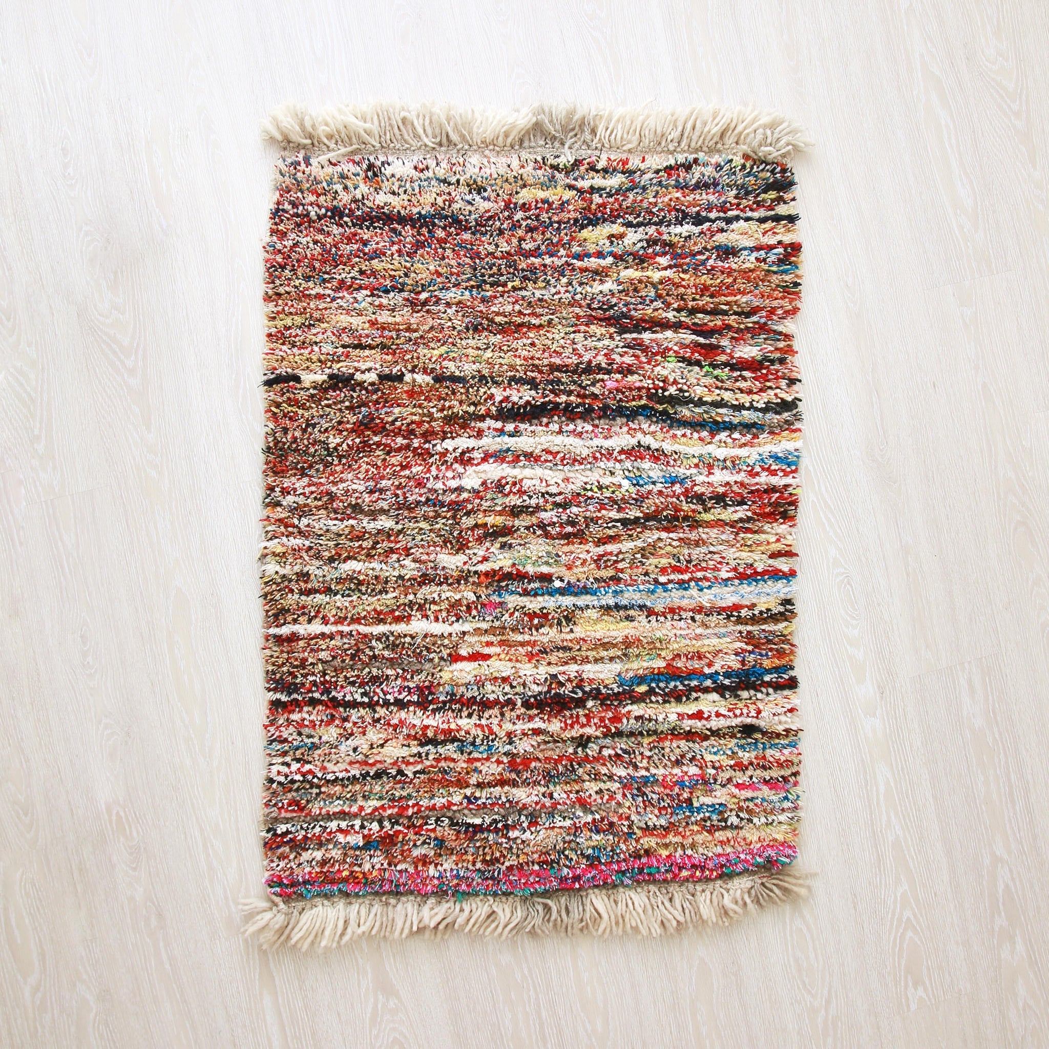 piccolo tappeto marocchino boucherouite realizzato a mano con resti di lana e filati colorati