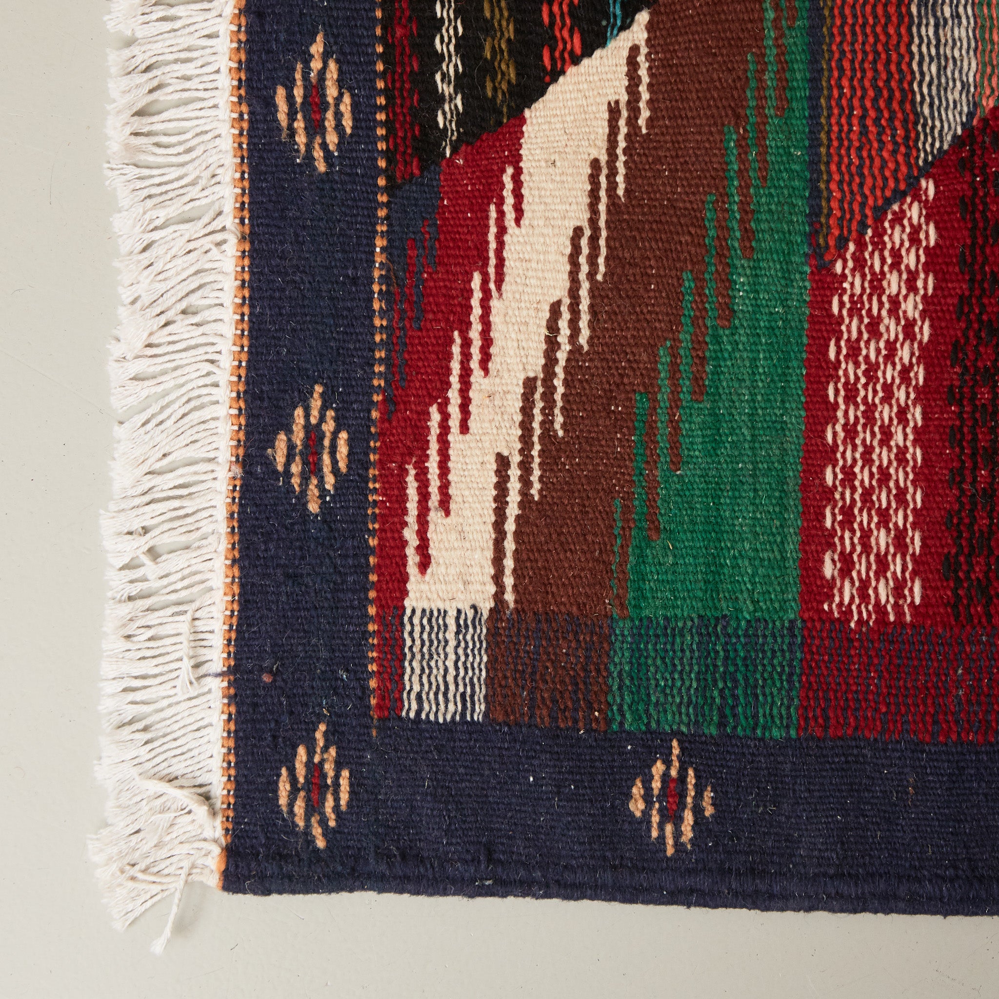 dettaglio dell'angolo e della lavorazione precisa tappeto kharita tessitura piatta fantasia trapezi sovrapposti