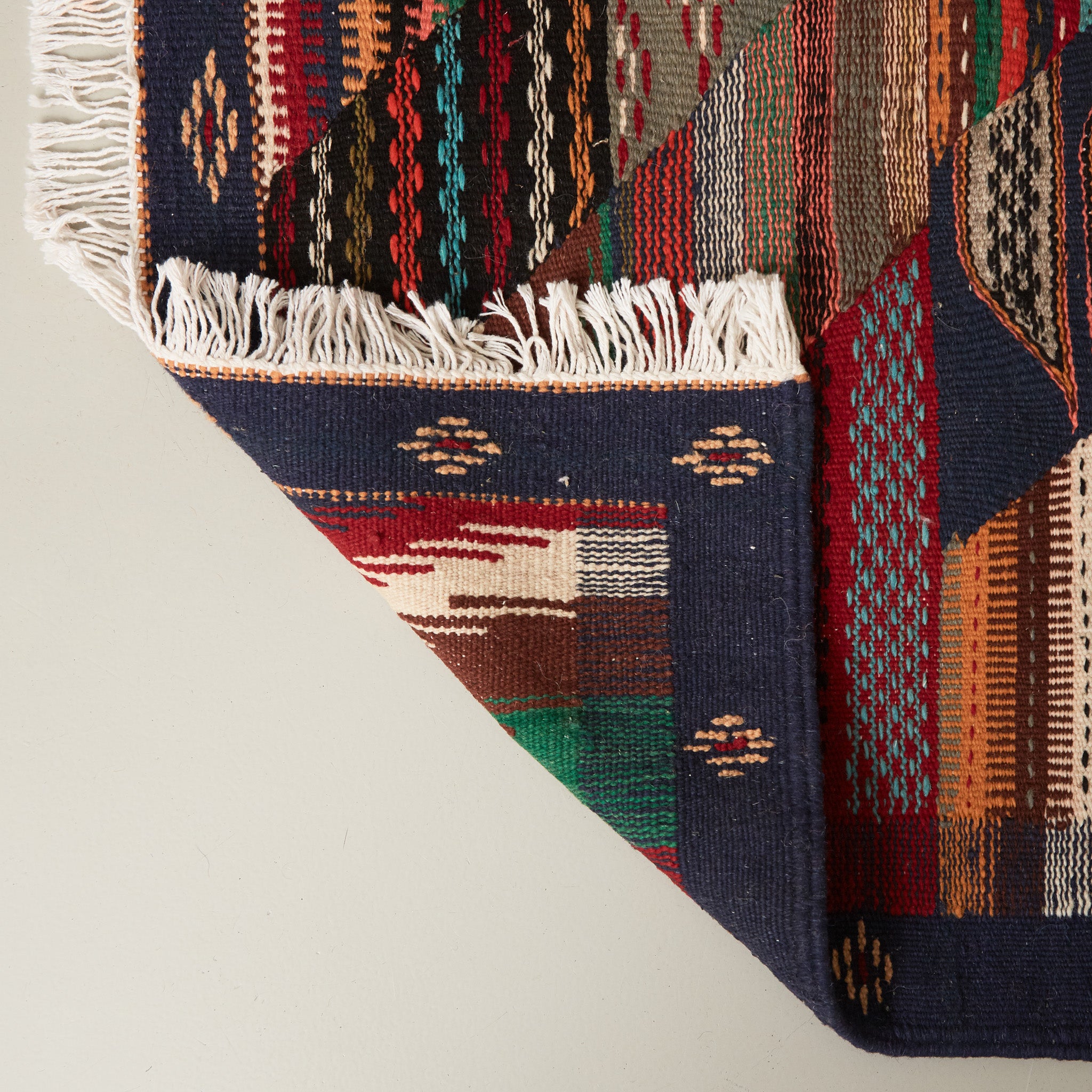 dettaglio del retro di un tappeto kharita tessitura piatta fantasia trapezi sovrapposti