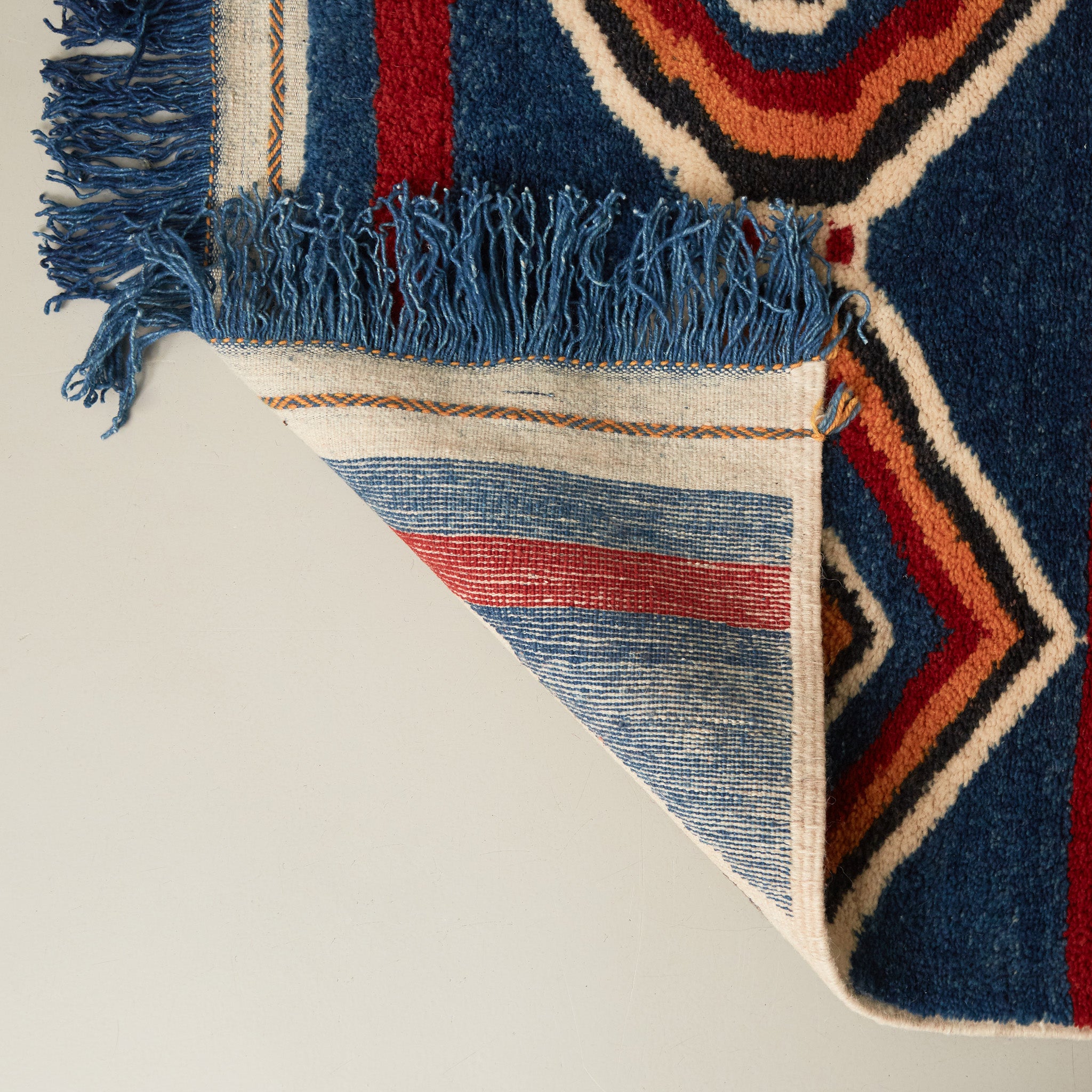 dettaglio dei nodi fini e ravvicinati di un tappeto taznakht piccolo realizzato lana siroua tinta con colori naturali e disegni tradizionali come i rombi