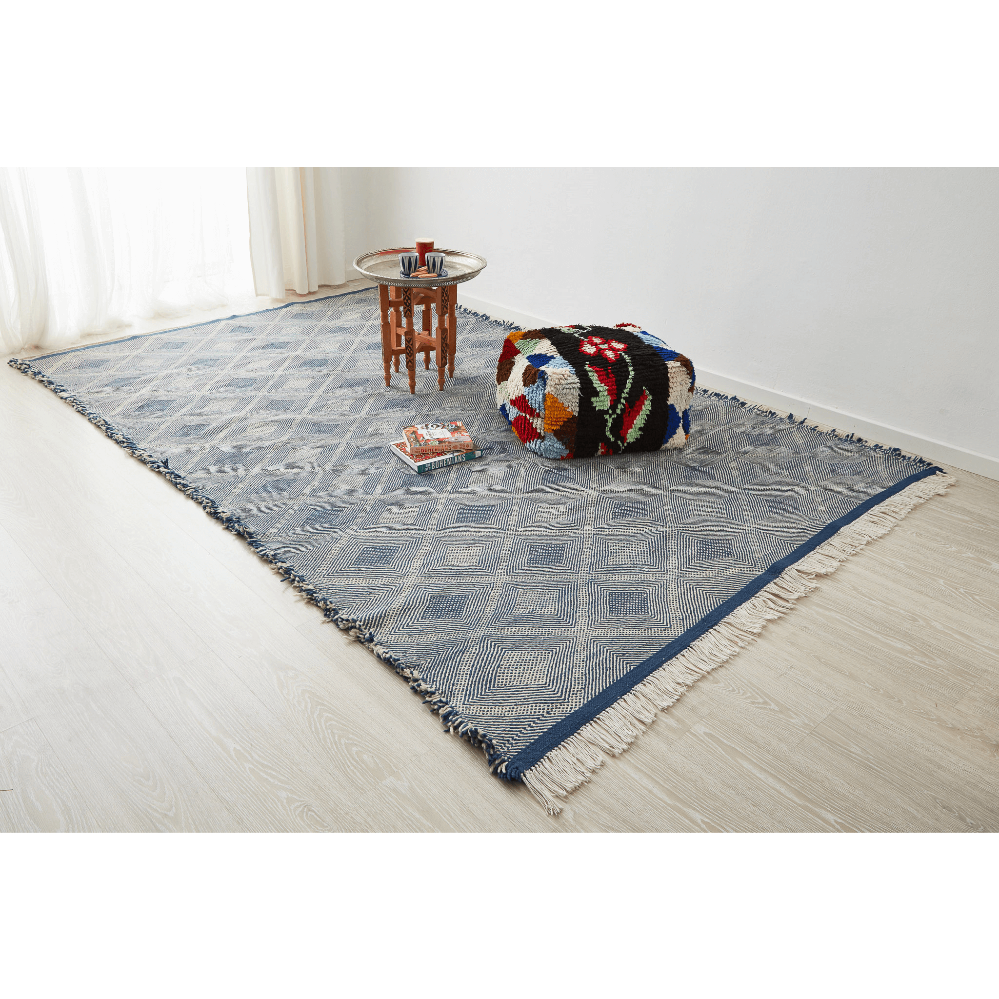 tappeto zanafi taznakht grande a tessitura piatta bianco e blu con rombi disteso a terra