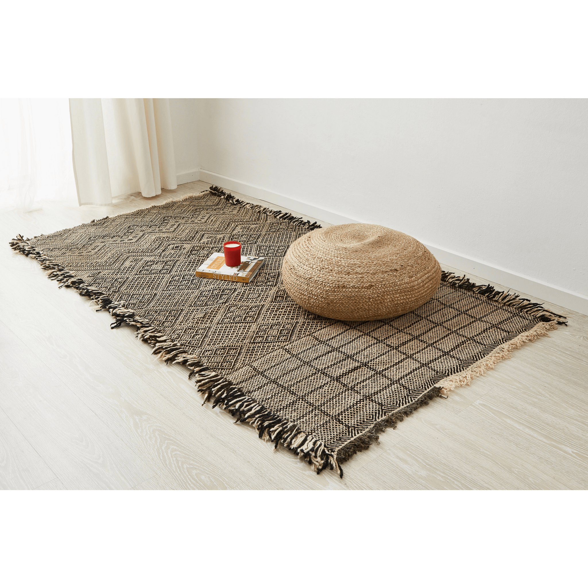 tappeto zanafi di taznakht a tessitura piatta di colore crema e nero con frange su tutti i lati disteso sul pavimento