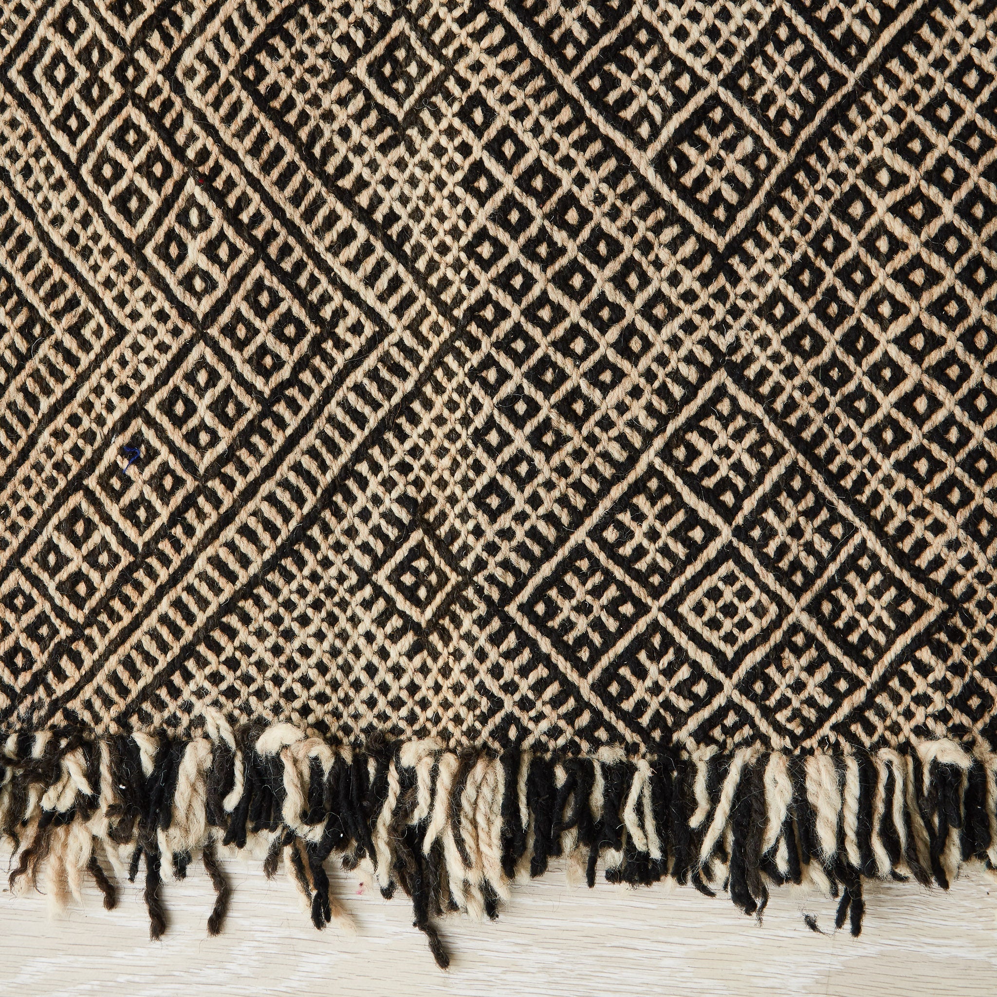 tappeto zanafi di taznakht a tessitura piatta di colore crema e nero con frange su tutti i lati dettaglio della frangia e della tessitura