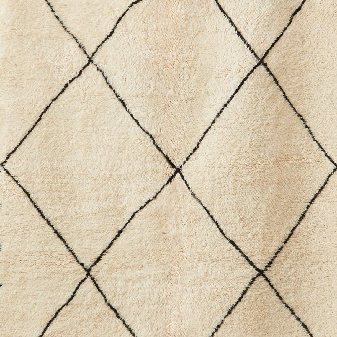 dettaglio del motivo a rombi di un tappeto beni ourain su base in lana bianca