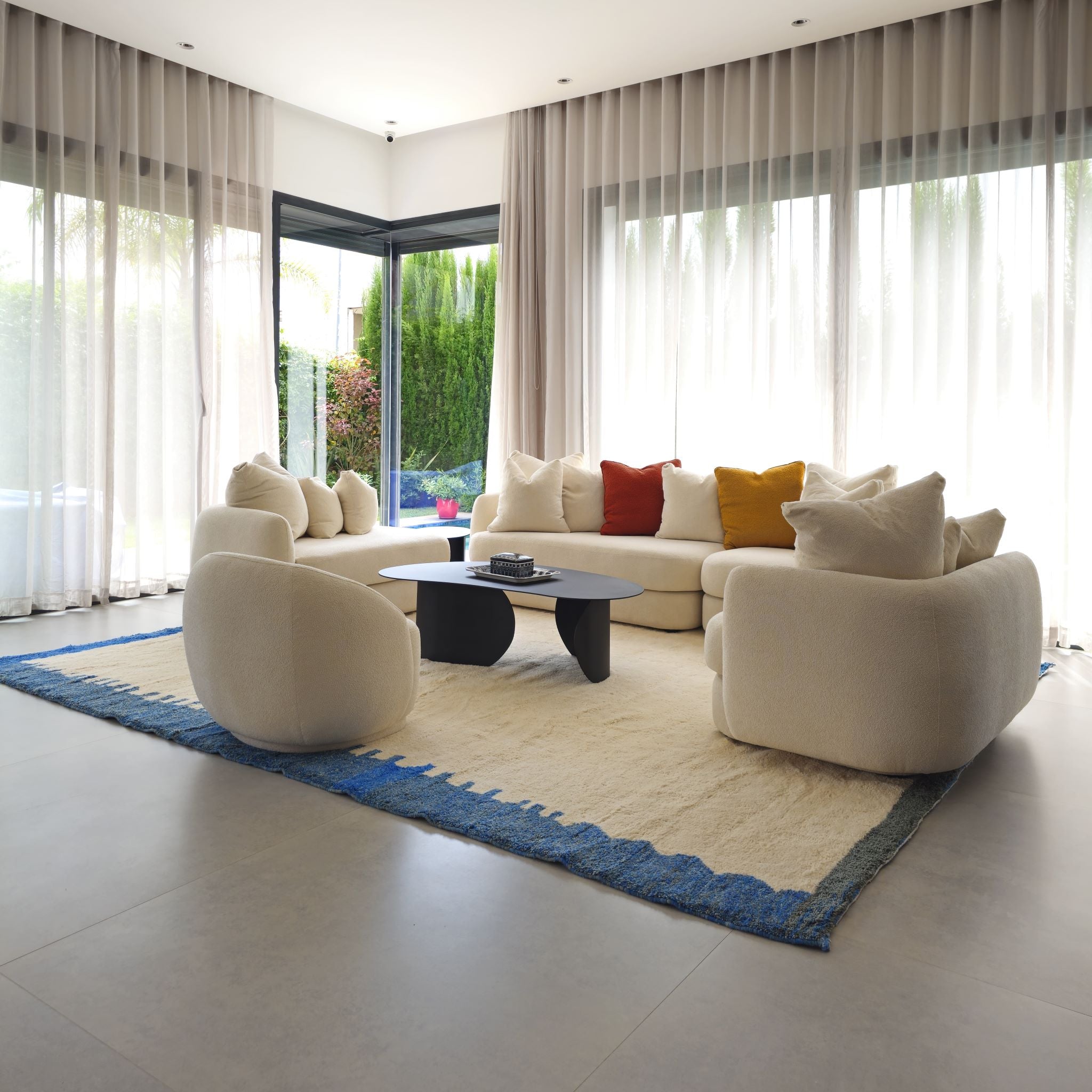 Come posizionare i tappeti in casa [con esempi pratici stanza per stanza]